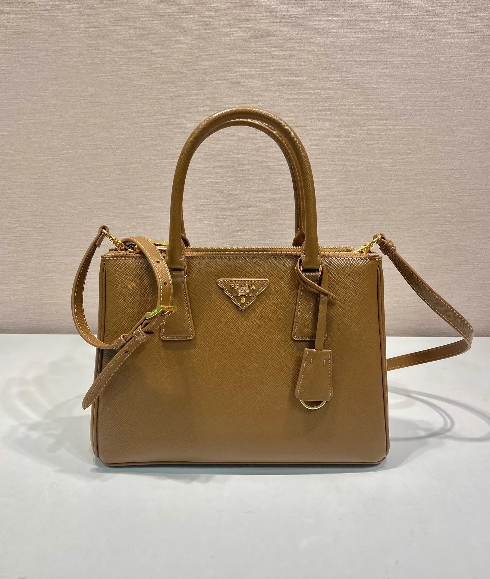 💰1840💋Classic hot model 1BA863💋New color🎉Original item/fully upgraded version🤙🤙Made of imported cross-grain cowhide. Top brushed hardware🤙🤙Galleria The handbag design is classic and timeless, the most iconic killer bag👏🏻👏🏻, a timeless style, equipped with multiple pockets and a detachable shoulder strap, 175 OEM code, length 28x height 20x bottom 12cm🤙🤙🤙💰💰💰💰
