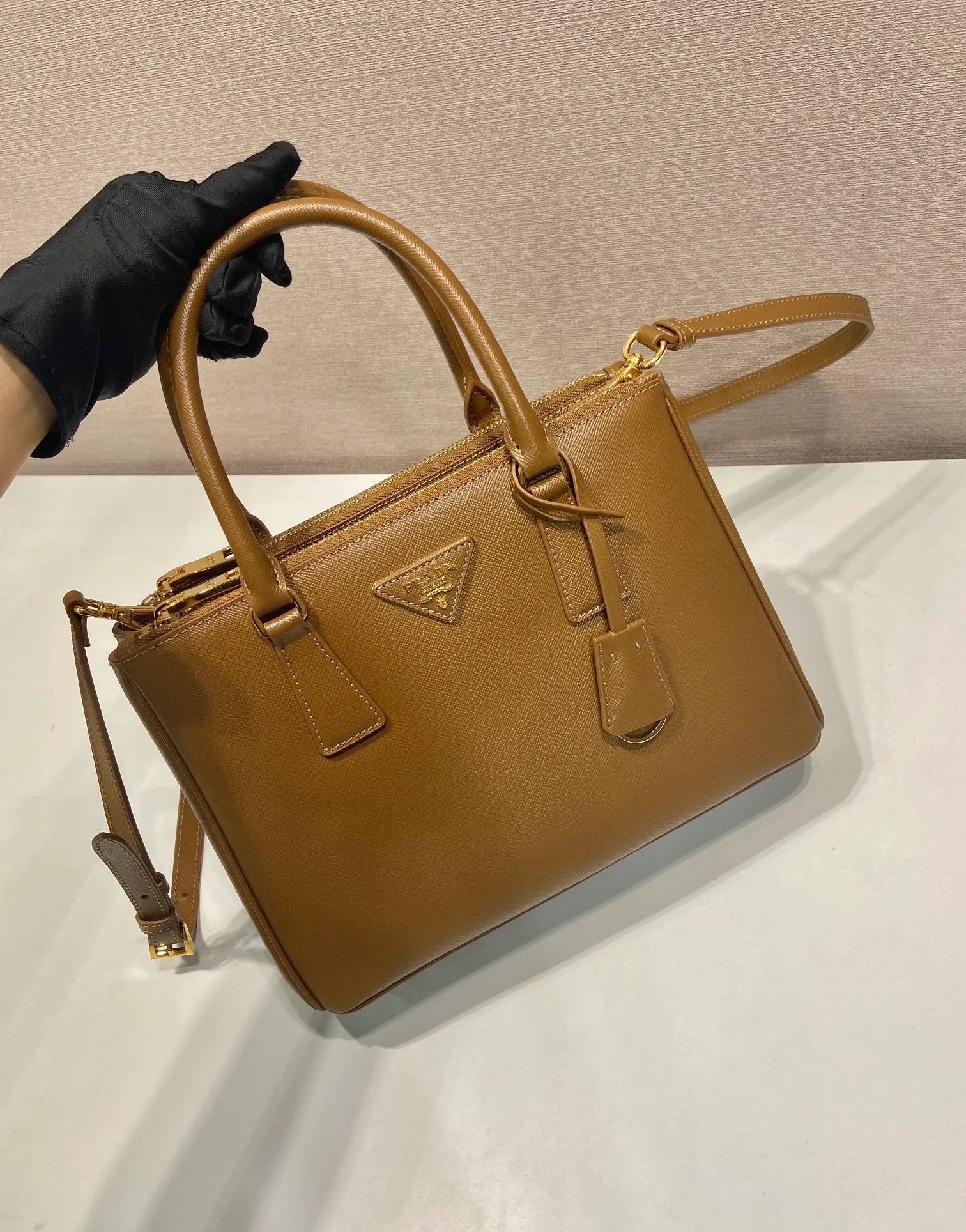 💰1840💋Classic hot model 1BA863💋New color🎉Original item/fully upgraded version🤙🤙Made of imported cross-grain cowhide. Top brushed hardware🤙🤙Galleria The handbag design is classic and timeless, the most iconic killer bag👏🏻👏🏻, a timeless style, equipped with multiple pockets and a detachable shoulder strap, 175 OEM code, length 28x height 20x bottom 12cm🤙🤙🤙💰💰💰💰