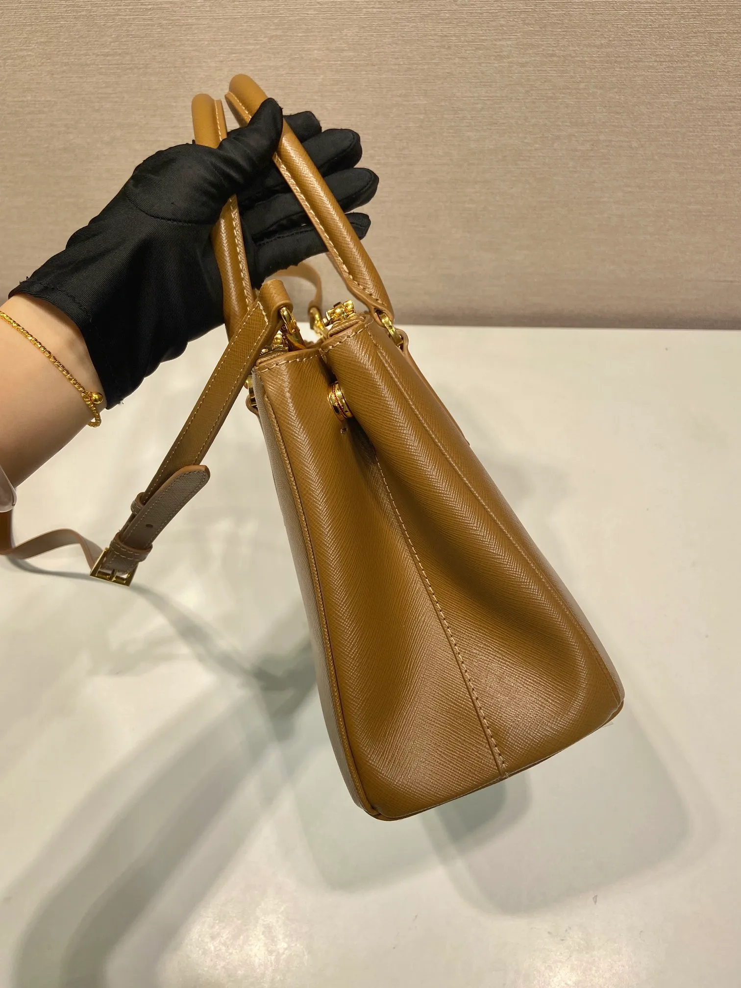 💰1840💋Classic hot model 1BA863💋New color🎉Original item/fully upgraded version🤙🤙Made of imported cross-grain cowhide. Top brushed hardware🤙🤙Galleria The handbag design is classic and timeless, the most iconic killer bag👏🏻👏🏻, a timeless style, equipped with multiple pockets and a detachable shoulder strap, 175 OEM code, length 28x height 20x bottom 12cm🤙🤙🤙💰💰💰💰