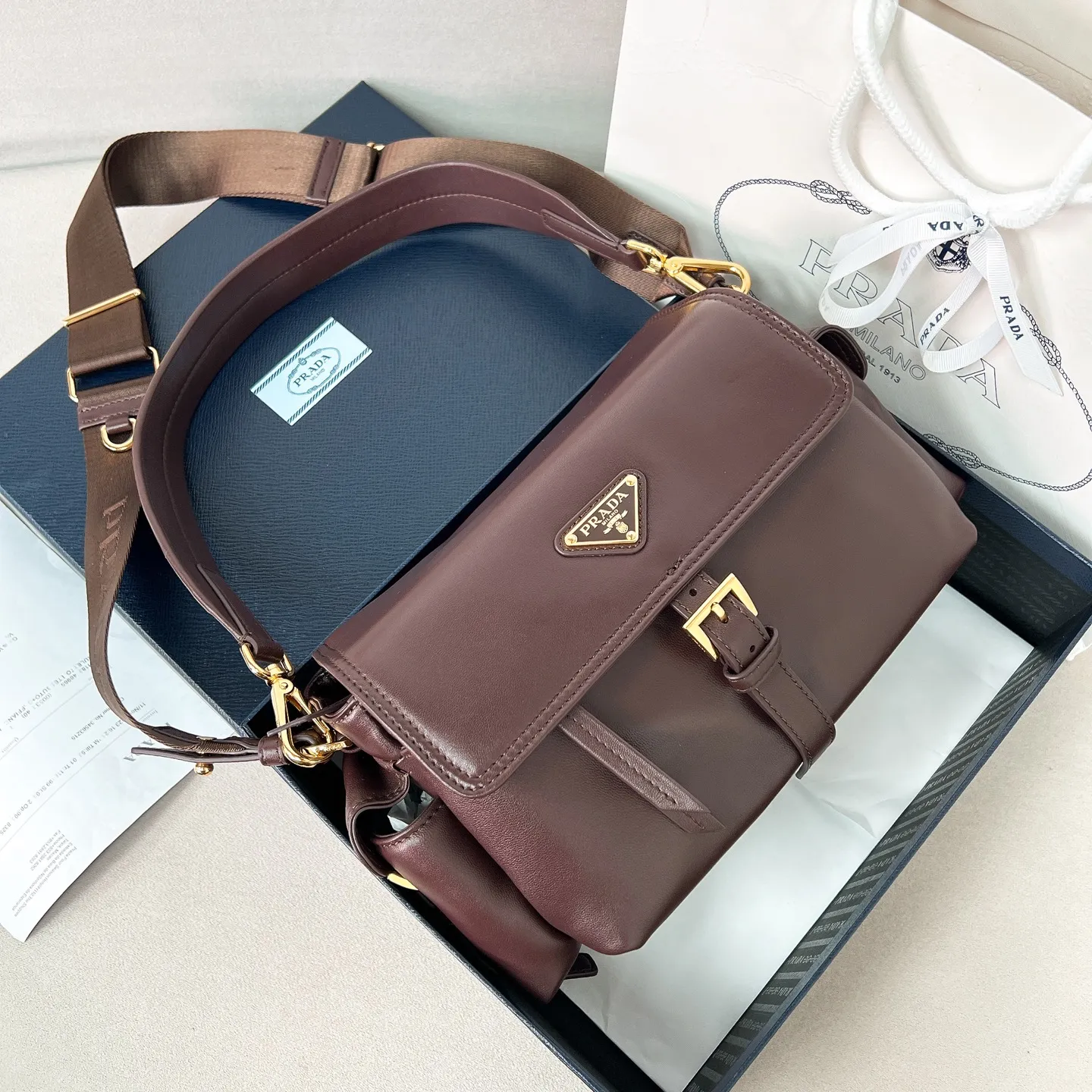 💰1700✨New product launch✨2025 new hot model ExploreNappa leather messenger bag medium size 1BD394, super versatile, good-looking and fashionable people must buy it! Not only practical, lightweight, but also good-looking, with super large capacity. Triangle brand signature + imported Nappa leather. Lightweight and practical design combines sports and versatile elements. Equipped with two detachable and adjustable webbing straps. The fluffy and soft shape goes well with clothes. The multi-pocket design meets the functional needs of traveling and commuting. It is simply great👏... Unisex style for both men and women🉑️ Size: 30*14*10cm