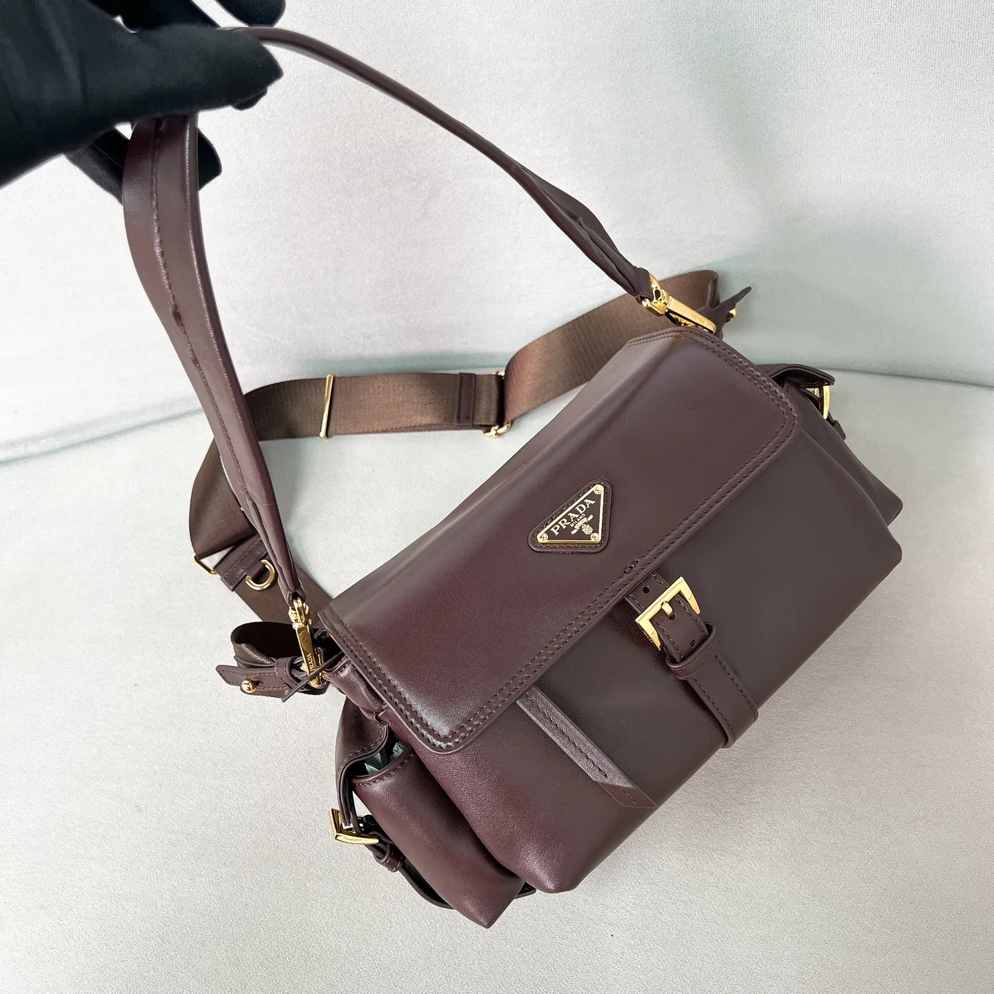 💰1700✨New product launch✨2025 new hot model ExploreNappa leather messenger bag medium size 1BD394, super versatile, good-looking and fashionable people must buy it! Not only practical, lightweight, but also good-looking, with super large capacity. Triangle brand signature + imported Nappa leather. Lightweight and practical design combines sports and versatile elements. Equipped with two detachable and adjustable webbing straps. The fluffy and soft shape goes well with clothes. The multi-pocket design meets the functional needs of traveling and commuting. It is simply great👏... Unisex style for both men and women🉑️ Size: 30*14*10cm