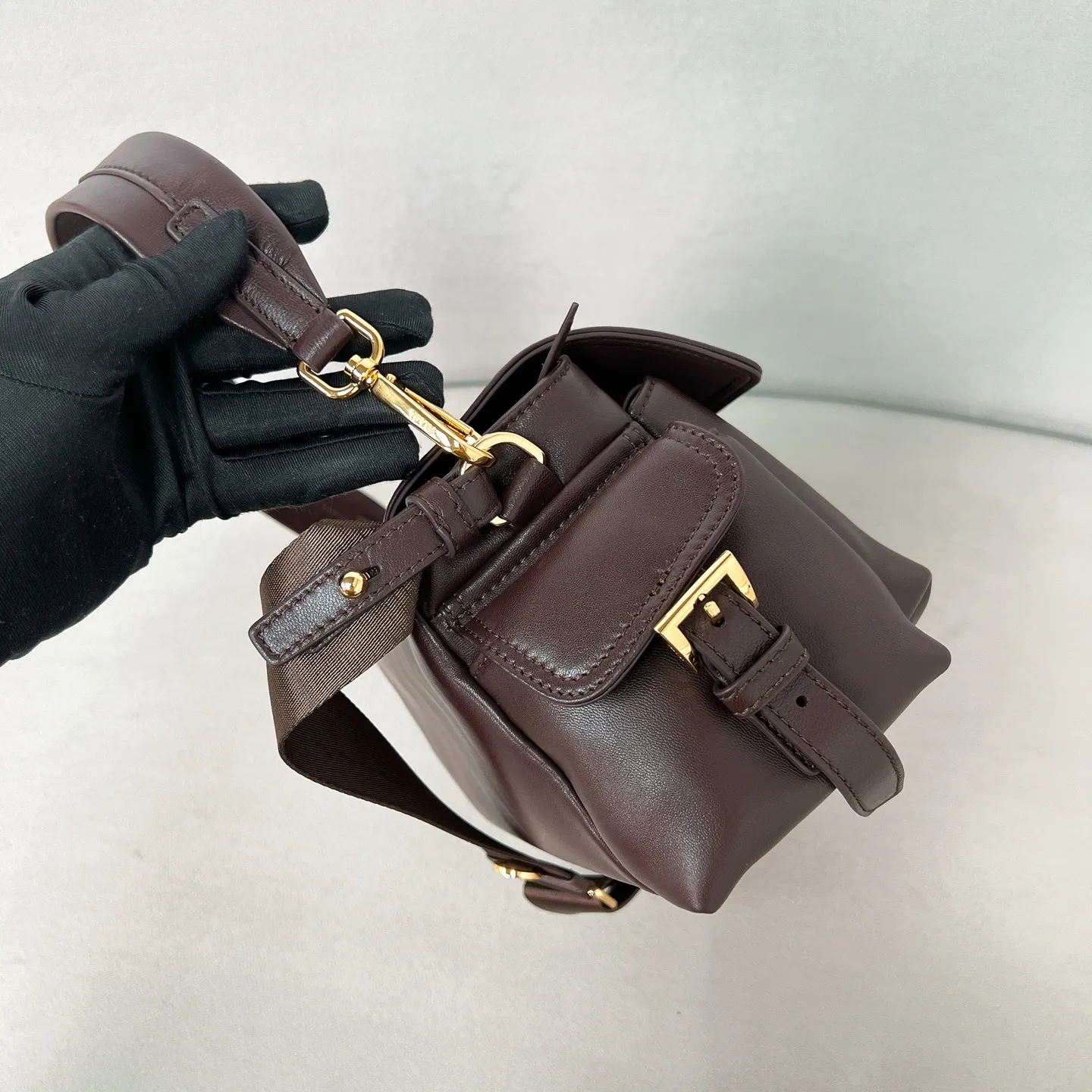 💰1700✨New product launch✨2025 new hot model ExploreNappa leather messenger bag medium size 1BD394, super versatile, good-looking and fashionable people must buy it! Not only practical, lightweight, but also good-looking, with super large capacity. Triangle brand signature + imported Nappa leather. Lightweight and practical design combines sports and versatile elements. Equipped with two detachable and adjustable webbing straps. The fluffy and soft shape goes well with clothes. The multi-pocket design meets the functional needs of traveling and commuting. It is simply great👏... Unisex style for both men and women🉑️ Size: 30*14*10cm