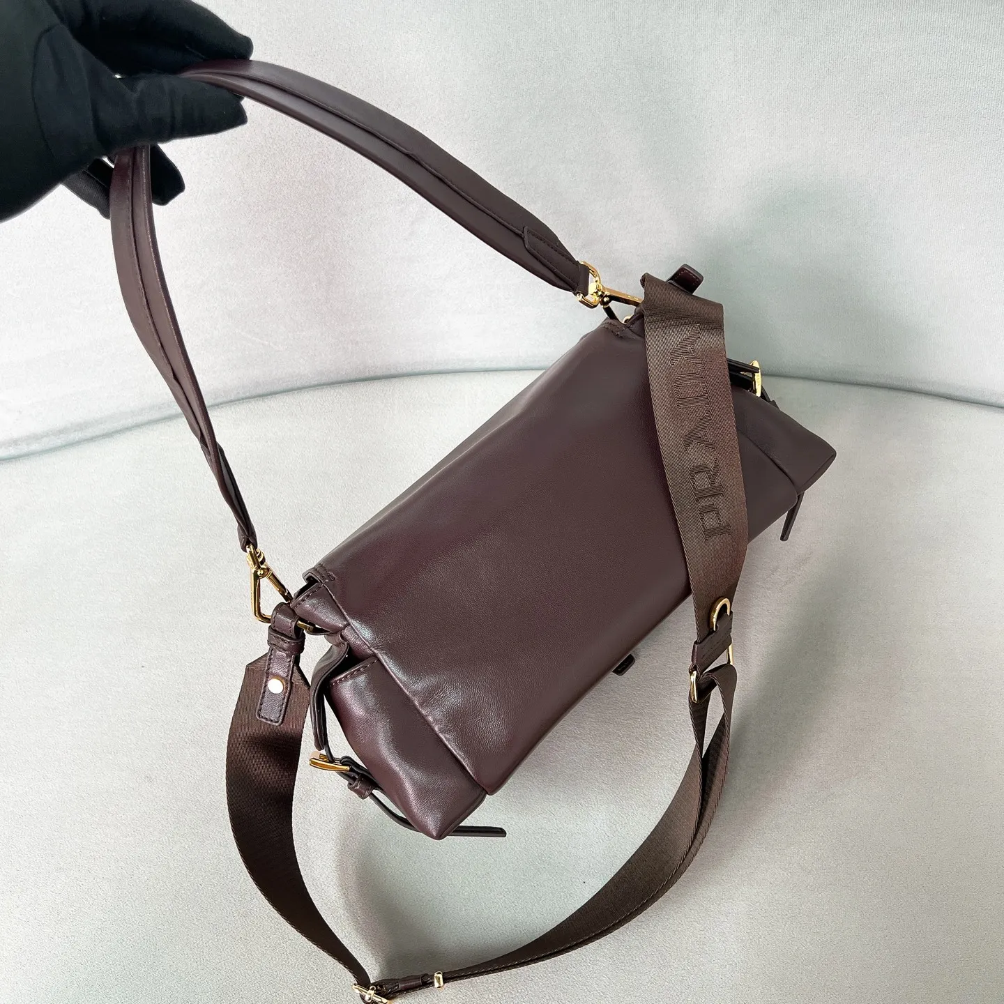 💰1700✨New product launch✨2025 new hot model ExploreNappa leather messenger bag medium size 1BD394, super versatile, good-looking and fashionable people must buy it! Not only practical, lightweight, but also good-looking, with super large capacity. Triangle brand signature + imported Nappa leather. Lightweight and practical design combines sports and versatile elements. Equipped with two detachable and adjustable webbing straps. The fluffy and soft shape goes well with clothes. The multi-pocket design meets the functional needs of traveling and commuting. It is simply great👏... Unisex style for both men and women🉑️ Size: 30*14*10cm