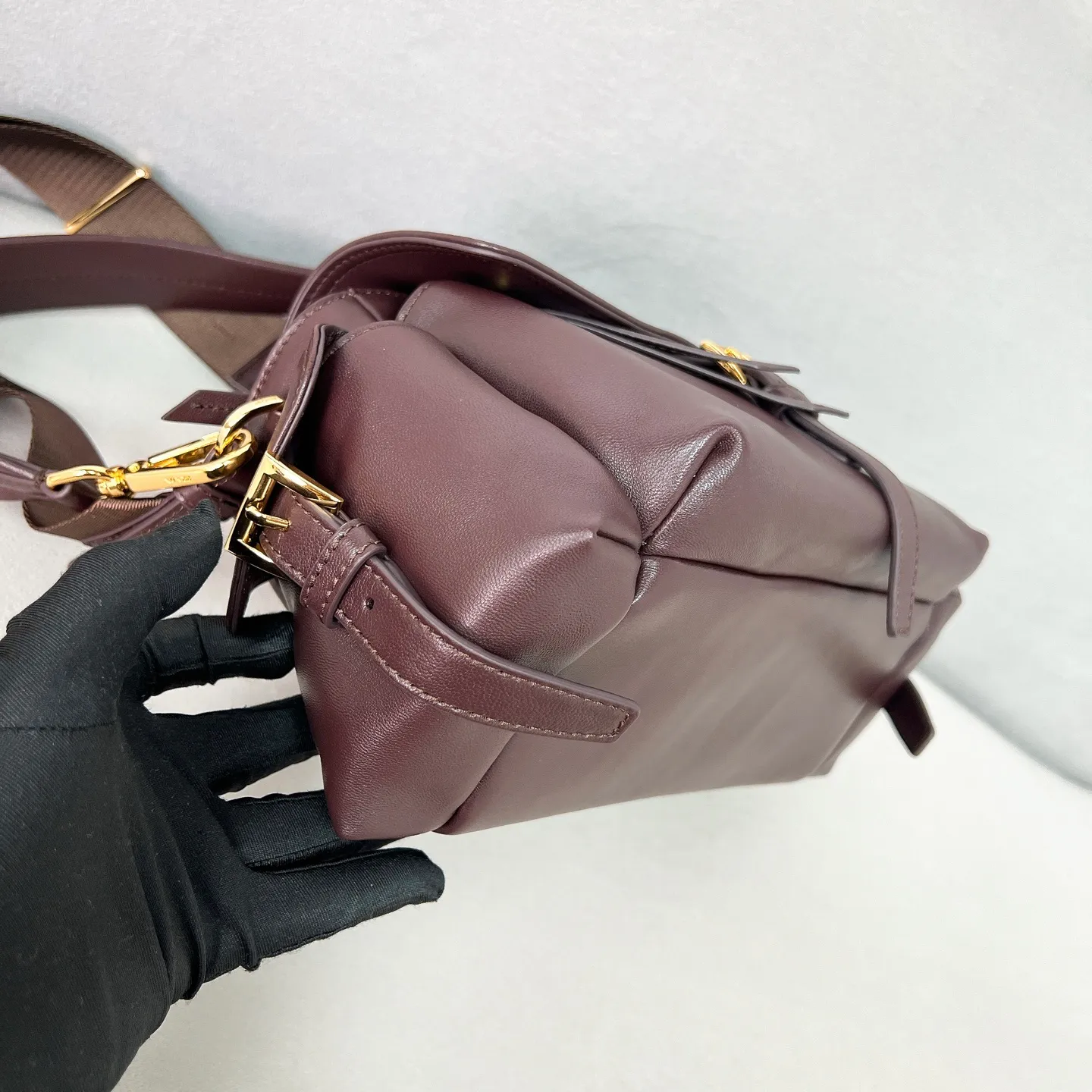 💰1700✨New product launch✨2025 new hot model ExploreNappa leather messenger bag medium size 1BD394, super versatile, good-looking and fashionable people must buy it! Not only practical, lightweight, but also good-looking, with super large capacity. Triangle brand signature + imported Nappa leather. Lightweight and practical design combines sports and versatile elements. Equipped with two detachable and adjustable webbing straps. The fluffy and soft shape goes well with clothes. The multi-pocket design meets the functional needs of traveling and commuting. It is simply great👏... Unisex style for both men and women🉑️ Size: 30*14*10cm