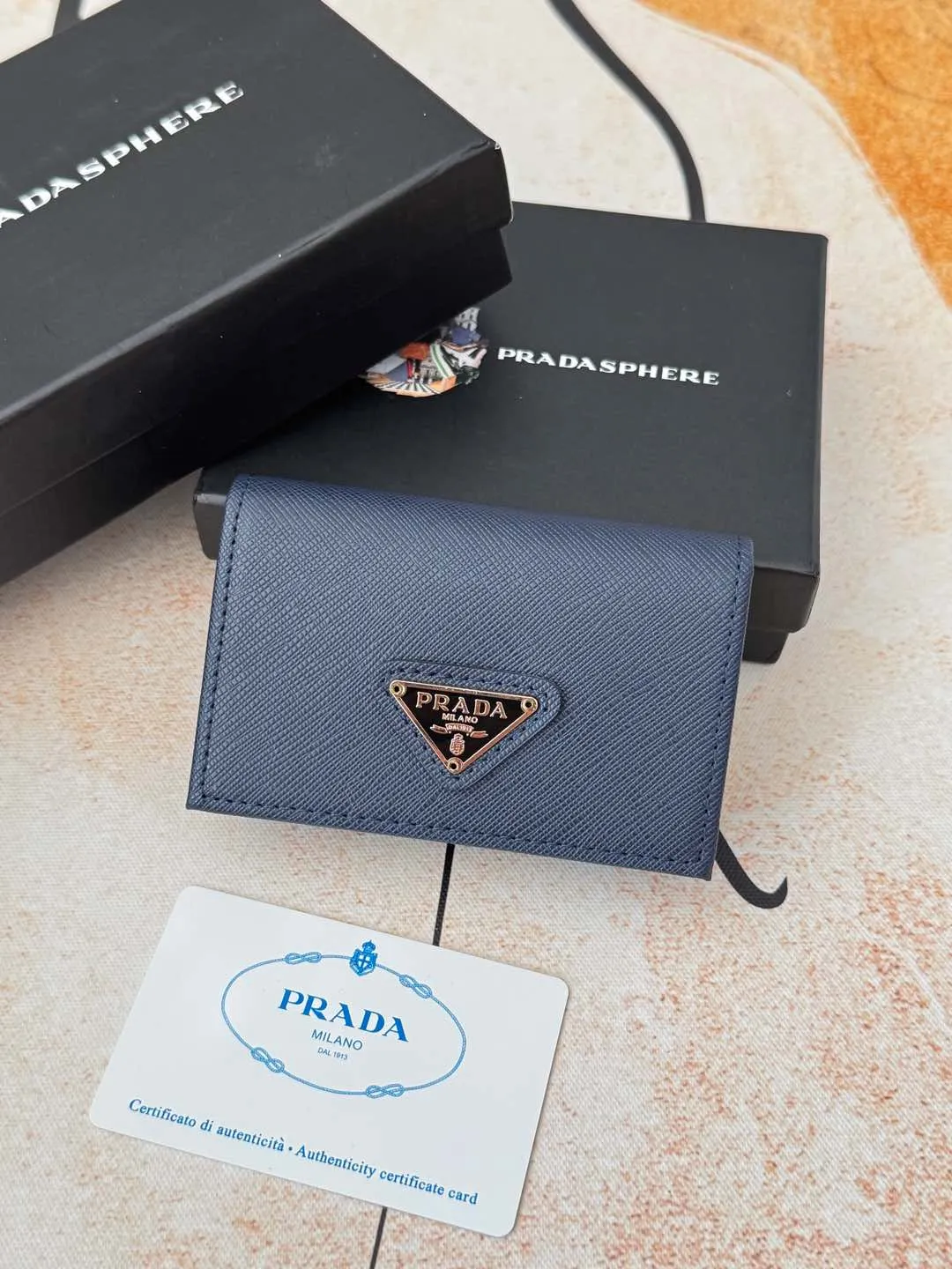 💰120💰PRADA’s popular men’s card holder counter new style, official website synchronization, genuine development, model 2MC122#. Color/Blue As shown in the picture, real shot 💋Cross-grain cowhide texture is excellent, threaded lining, hardware accessories! Exquisite wiring, even and neat lines, smooth oil edges, size: 11cm long, 6.5cm high