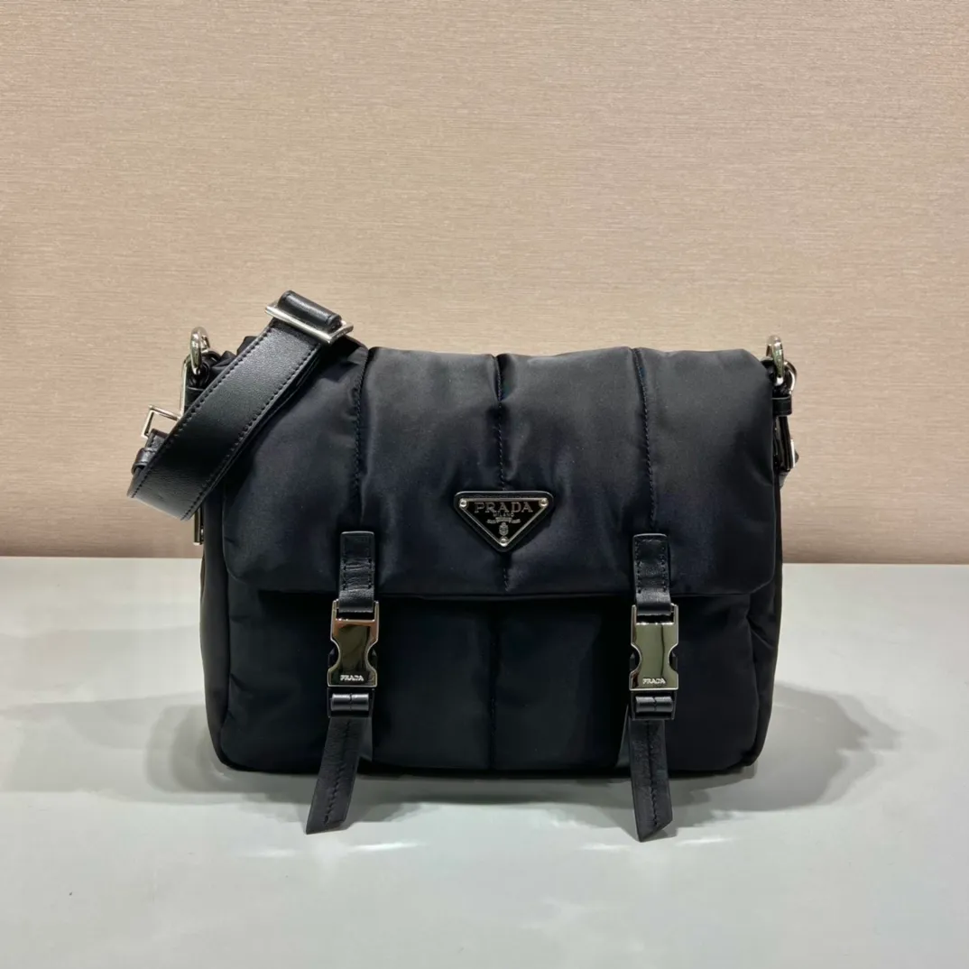 💰1320🎉Second-hand messenger bag🎉1BH618🎉🎉 This second-hand messenger bag is made of premium nylon fabric and top-grade hardware. It is low-key, luxurious and versatile. It is equipped with a detachable calfskin long shoulder strap. The bottom is designed with pull-on shrinkage. It’s perfect😘Unisex model, simple and elegant, and a timeless style that will never go out of style🎉🎉If you like babies, hurry up and get it🎉🎉 Length 27x Height 23x Bottom 10/Open 13cm🎉🎉🎉👏👏👏