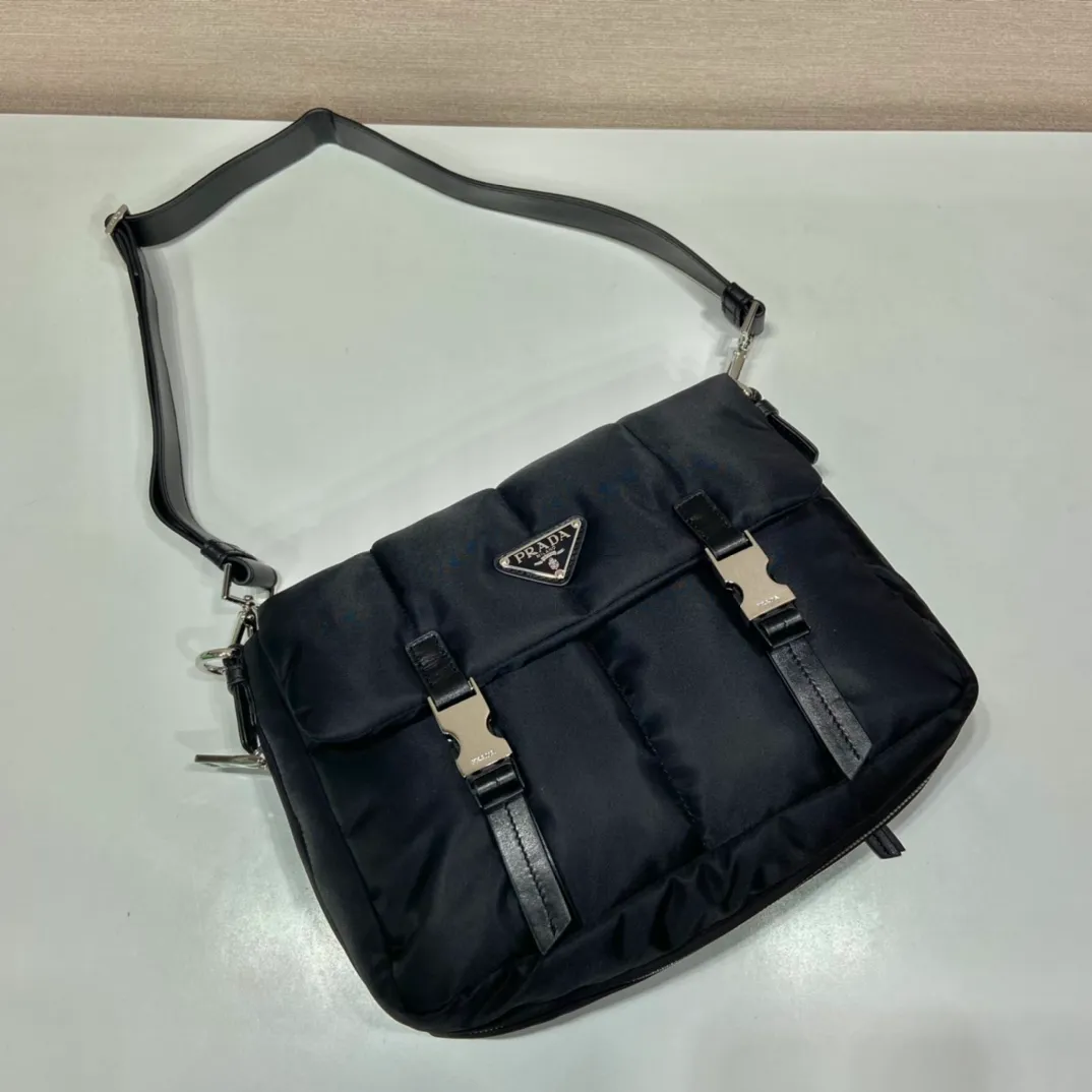 💰1320🎉Second-hand messenger bag🎉1BH618🎉🎉 This second-hand messenger bag is made of premium nylon fabric and top-grade hardware. It is low-key, luxurious and versatile. It is equipped with a detachable calfskin long shoulder strap. The bottom is designed with pull-on shrinkage. It’s perfect😘Unisex model, simple and elegant, and a timeless style that will never go out of style🎉🎉If you like babies, hurry up and get it🎉🎉 Length 27x Height 23x Bottom 10/Open 13cm🎉🎉🎉👏👏👏