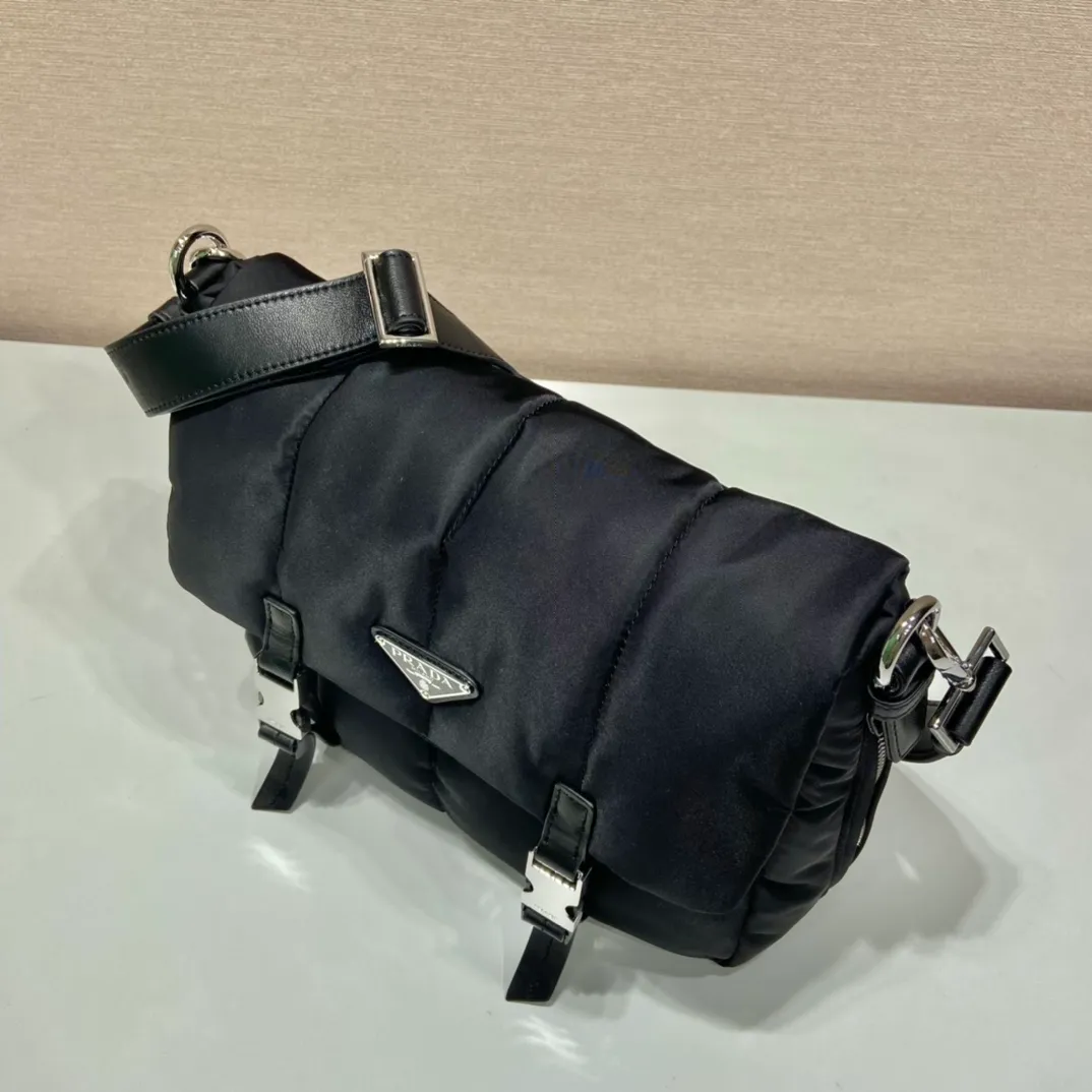 💰1320🎉Second-hand messenger bag🎉1BH618🎉🎉 This second-hand messenger bag is made of premium nylon fabric and top-grade hardware. It is low-key, luxurious and versatile. It is equipped with a detachable calfskin long shoulder strap. The bottom is designed with pull-on shrinkage. It’s perfect😘Unisex model, simple and elegant, and a timeless style that will never go out of style🎉🎉If you like babies, hurry up and get it🎉🎉 Length 27x Height 23x Bottom 10/Open 13cm🎉🎉🎉👏👏👏
