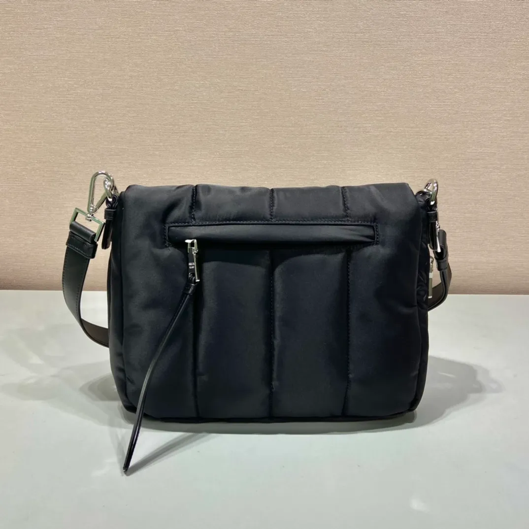 💰1320🎉Second-hand messenger bag🎉1BH618🎉🎉 This second-hand messenger bag is made of premium nylon fabric and top-grade hardware. It is low-key, luxurious and versatile. It is equipped with a detachable calfskin long shoulder strap. The bottom is designed with pull-on shrinkage. It’s perfect😘Unisex model, simple and elegant, and a timeless style that will never go out of style🎉🎉If you like babies, hurry up and get it🎉🎉 Length 27x Height 23x Bottom 10/Open 13cm🎉🎉🎉👏👏👏