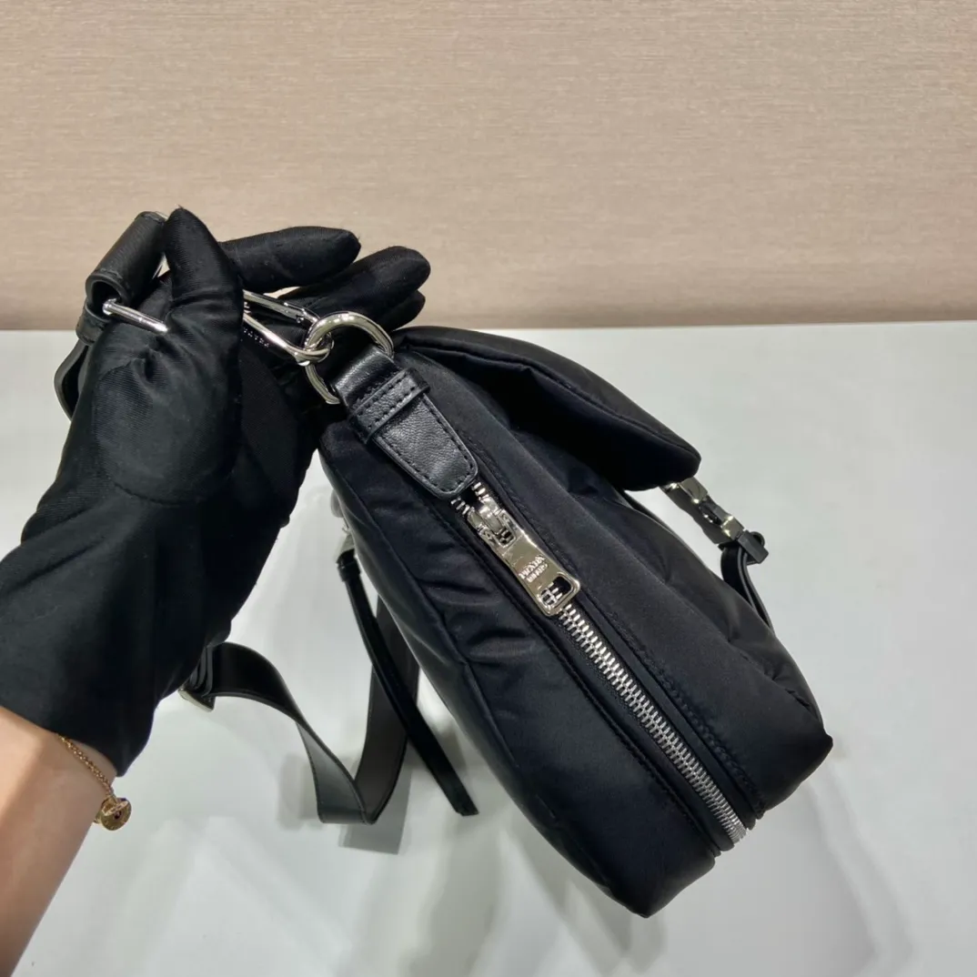 💰1320🎉Second-hand messenger bag🎉1BH618🎉🎉 This second-hand messenger bag is made of premium nylon fabric and top-grade hardware. It is low-key, luxurious and versatile. It is equipped with a detachable calfskin long shoulder strap. The bottom is designed with pull-on shrinkage. It’s perfect😘Unisex model, simple and elegant, and a timeless style that will never go out of style🎉🎉If you like babies, hurry up and get it🎉🎉 Length 27x Height 23x Bottom 10/Open 13cm🎉🎉🎉👏👏👏