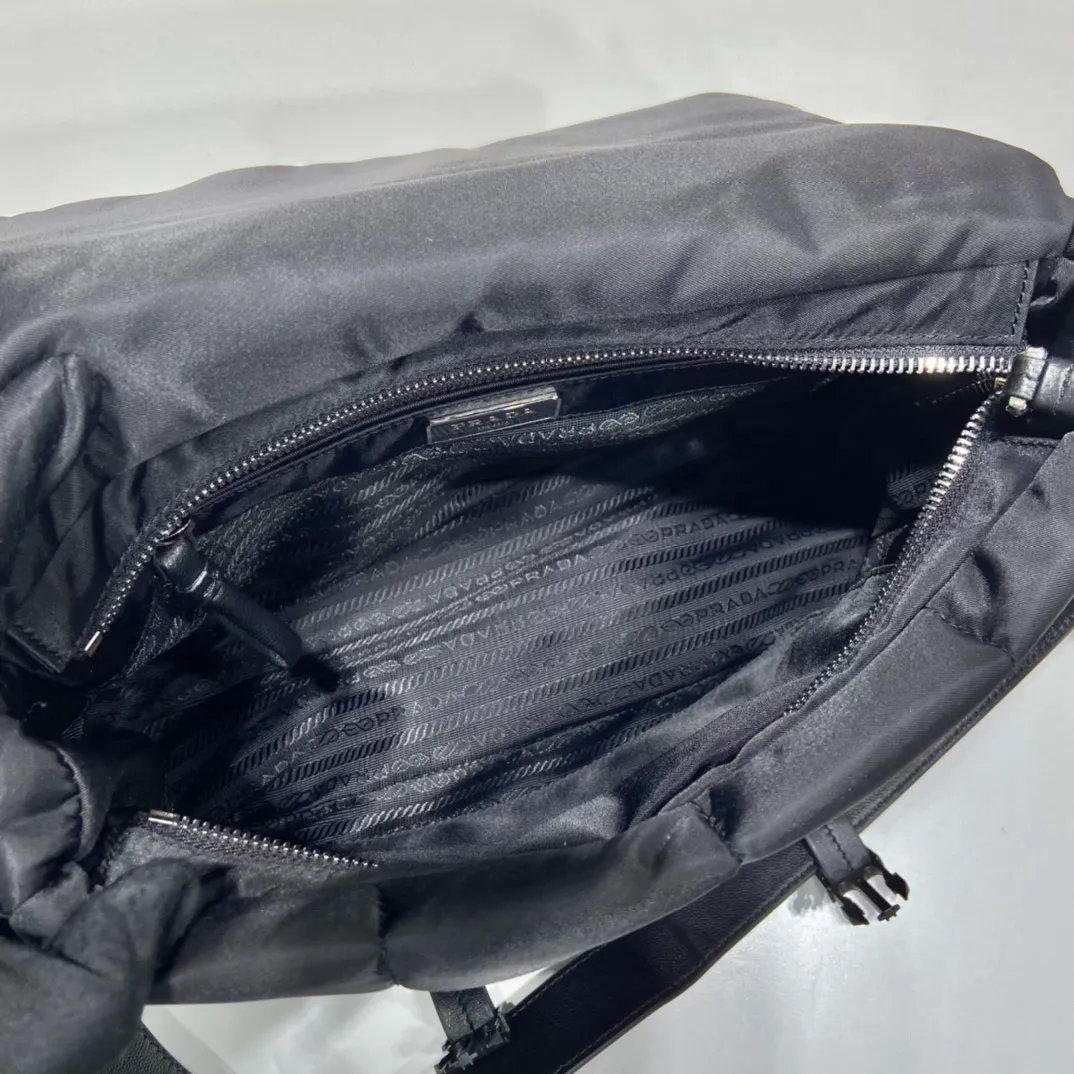 💰1320🎉Second-hand messenger bag🎉1BH618🎉🎉 This second-hand messenger bag is made of premium nylon fabric and top-grade hardware. It is low-key, luxurious and versatile. It is equipped with a detachable calfskin long shoulder strap. The bottom is designed with pull-on shrinkage. It’s perfect😘Unisex model, simple and elegant, and a timeless style that will never go out of style🎉🎉If you like babies, hurry up and get it🎉🎉 Length 27x Height 23x Bottom 10/Open 13cm🎉🎉🎉👏👏👏