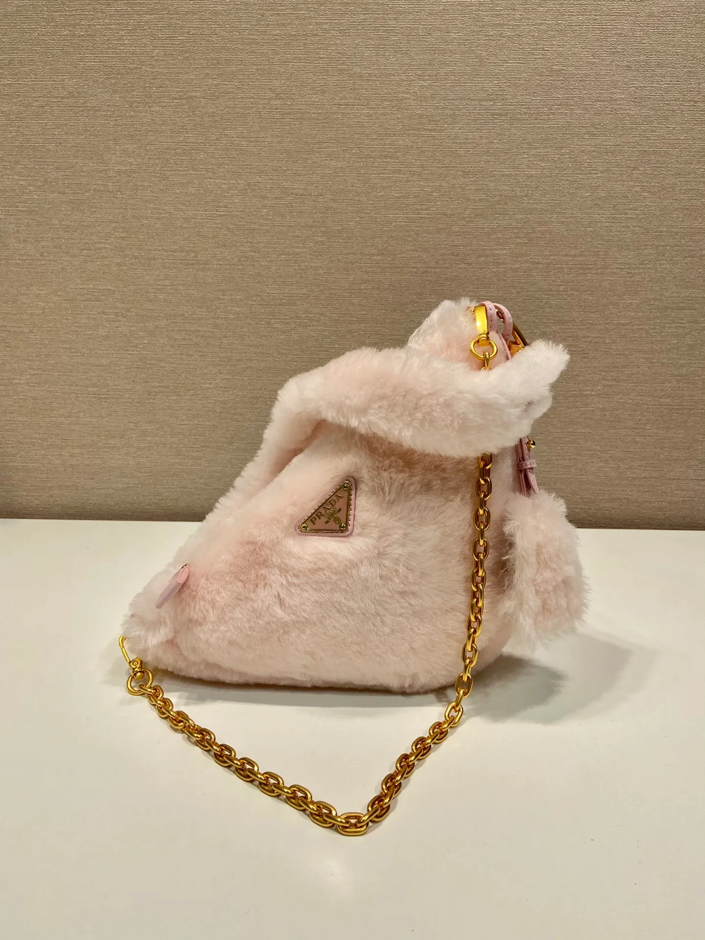 💰1500🎉Triangular fur bag🎉1NQ044 new goat hair🎉🎉 This triangular fur bag is made of imported goat hair and equipped with a detachable fur shoulder strap and chain. When the armpit bag is more sexy, it is also equipped with a detachable long shoulder strap. Babies who like sportsexy can carry it cross-body to continue to create a concave shape easily. It is highly functional. What I love most is that there is a small pendant hanging on the shoulder strap. So beautiful🎉🎉 A must-have in winter, I love it for babies. Get it now. Length 28x Height 16x Bottom 7cm🎉🎉🎉