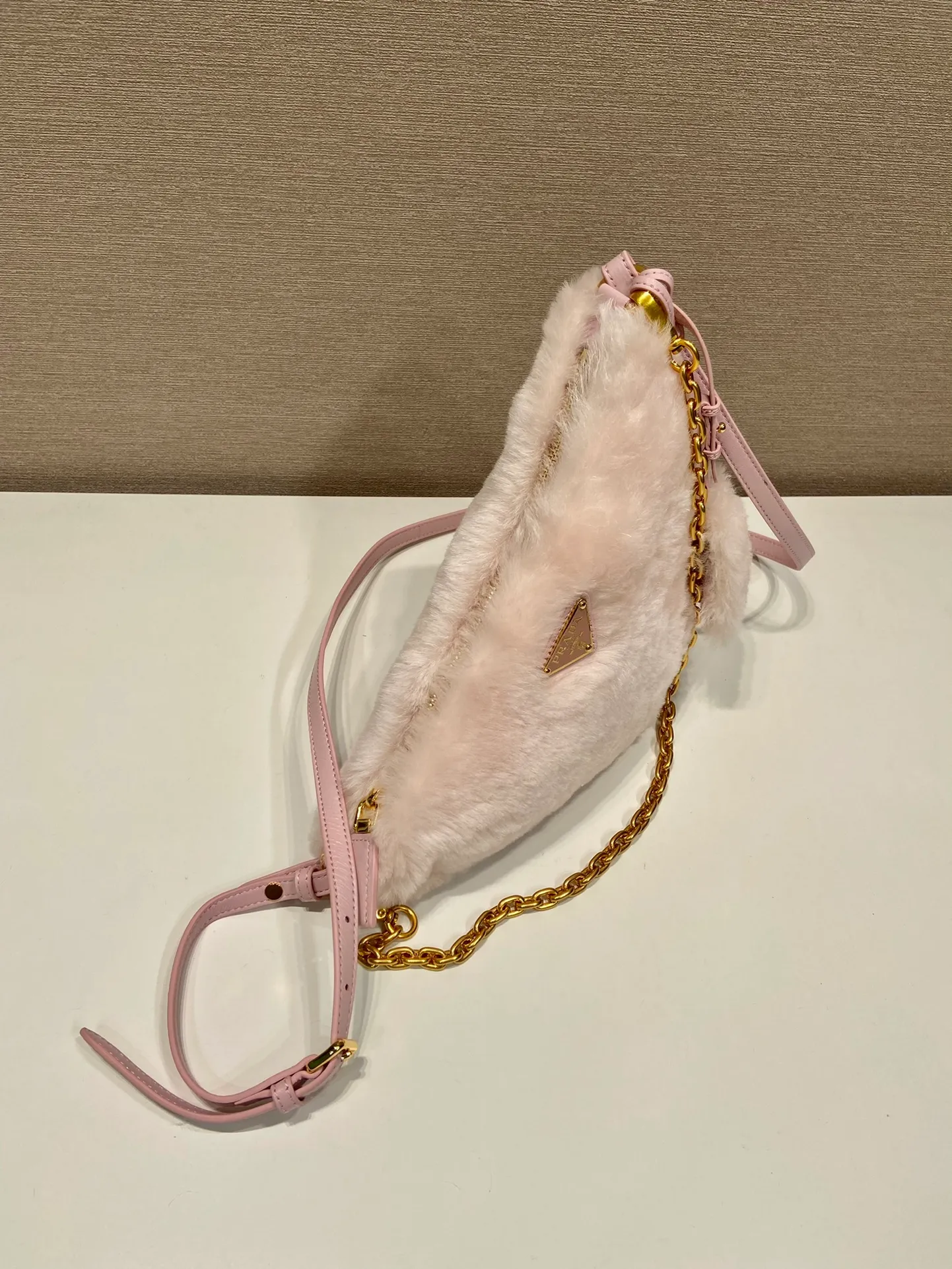 💰1500🎉Triangular fur bag🎉1NQ044 new goat hair🎉🎉 This triangular fur bag is made of imported goat hair and equipped with a detachable fur shoulder strap and chain. When the armpit bag is more sexy, it is also equipped with a detachable long shoulder strap. Babies who like sportsexy can carry it cross-body to continue to create a concave shape easily. It is highly functional. What I love most is that there is a small pendant hanging on the shoulder strap. So beautiful🎉🎉 A must-have in winter, I love it for babies. Get it now. Length 28x Height 16x Bottom 7cm🎉🎉🎉