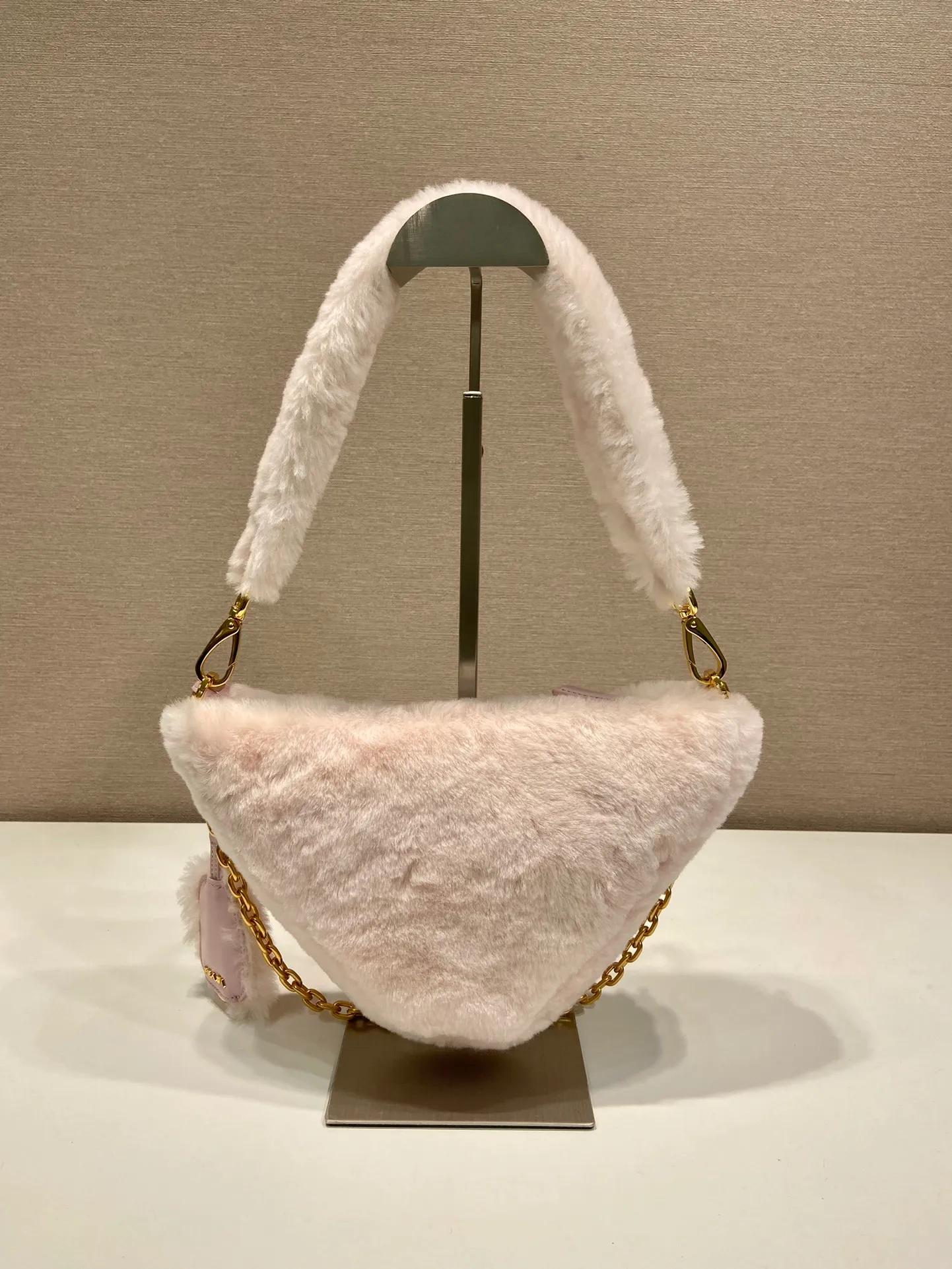 💰1500🎉Triangular fur bag🎉1NQ044 new goat hair🎉🎉 This triangular fur bag is made of imported goat hair and equipped with a detachable fur shoulder strap and chain. When the armpit bag is more sexy, it is also equipped with a detachable long shoulder strap. Babies who like sportsexy can carry it cross-body to continue to create a concave shape easily. It is highly functional. What I love most is that there is a small pendant hanging on the shoulder strap. So beautiful🎉🎉 A must-have in winter, I love it for babies. Get it now. Length 28x Height 16x Bottom 7cm🎉🎉🎉