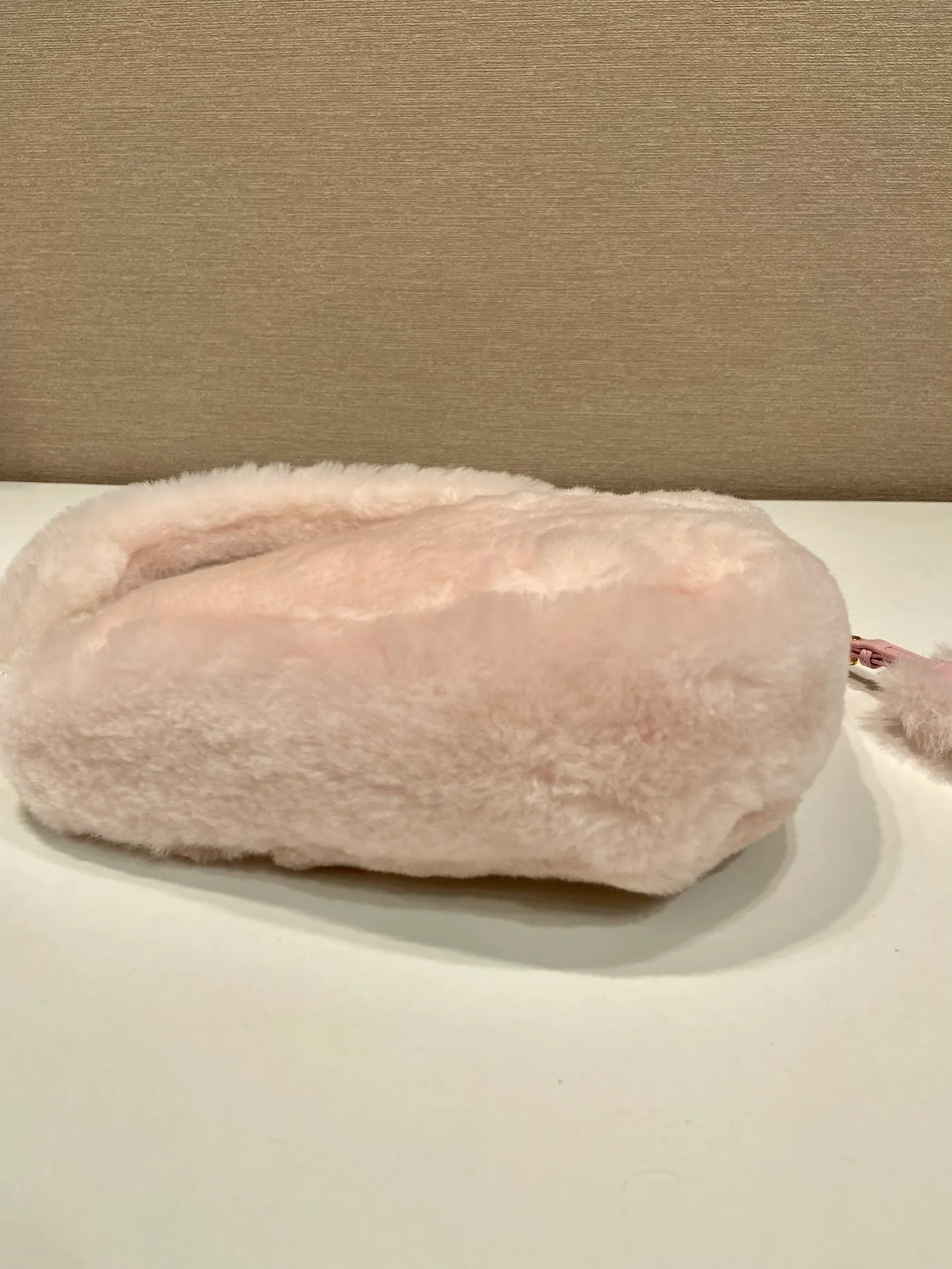 💰1500🎉Triangular fur bag🎉1NQ044 new goat hair🎉🎉 This triangular fur bag is made of imported goat hair and equipped with a detachable fur shoulder strap and chain. When the armpit bag is more sexy, it is also equipped with a detachable long shoulder strap. Babies who like sportsexy can carry it cross-body to continue to create a concave shape easily. It is highly functional. What I love most is that there is a small pendant hanging on the shoulder strap. So beautiful🎉🎉 A must-have in winter, I love it for babies. Get it now. Length 28x Height 16x Bottom 7cm🎉🎉🎉