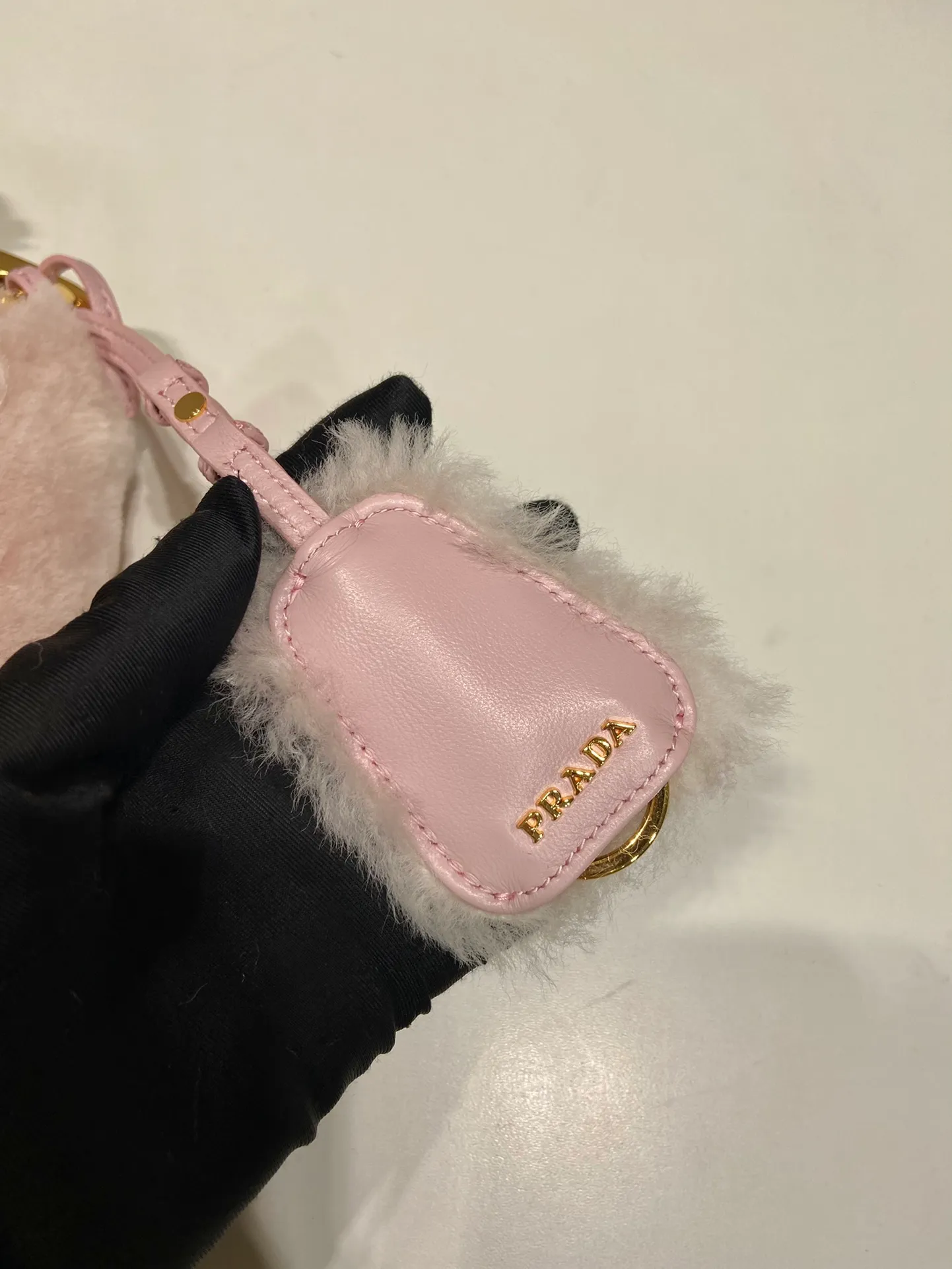 💰1500🎉Triangular fur bag🎉1NQ044 new goat hair🎉🎉 This triangular fur bag is made of imported goat hair and equipped with a detachable fur shoulder strap and chain. When the armpit bag is more sexy, it is also equipped with a detachable long shoulder strap. Babies who like sportsexy can carry it cross-body to continue to create a concave shape easily. It is highly functional. What I love most is that there is a small pendant hanging on the shoulder strap. So beautiful🎉🎉 A must-have in winter, I love it for babies. Get it now. Length 28x Height 16x Bottom 7cm🎉🎉🎉