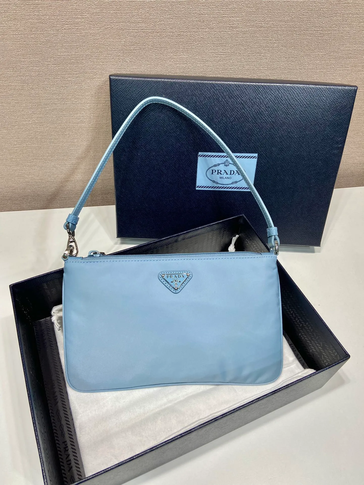 💰560🎉New armpit bag🎉1NI545🎉🎉 This armpit bag is made of imported nylon fabric, with imported cross pattern on the handle and metal triangle logo. It has a large space, is lightweight and practical, and the upper body effect is very beautiful and fashionable. It is also a popular style that will never go out of style. Babies, hurry up and get it! Length 24x Height 14cm🎉🎉🎉💰💰💰