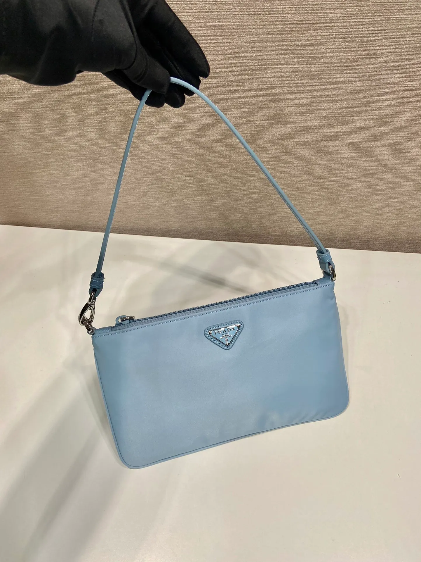 💰560🎉New armpit bag🎉1NI545🎉🎉 This armpit bag is made of imported nylon fabric, with imported cross pattern on the handle and metal triangle logo. It has a large space, is lightweight and practical, and the upper body effect is very beautiful and fashionable. It is also a popular style that will never go out of style. Babies, hurry up and get it! Length 24x Height 14cm🎉🎉🎉💰💰💰