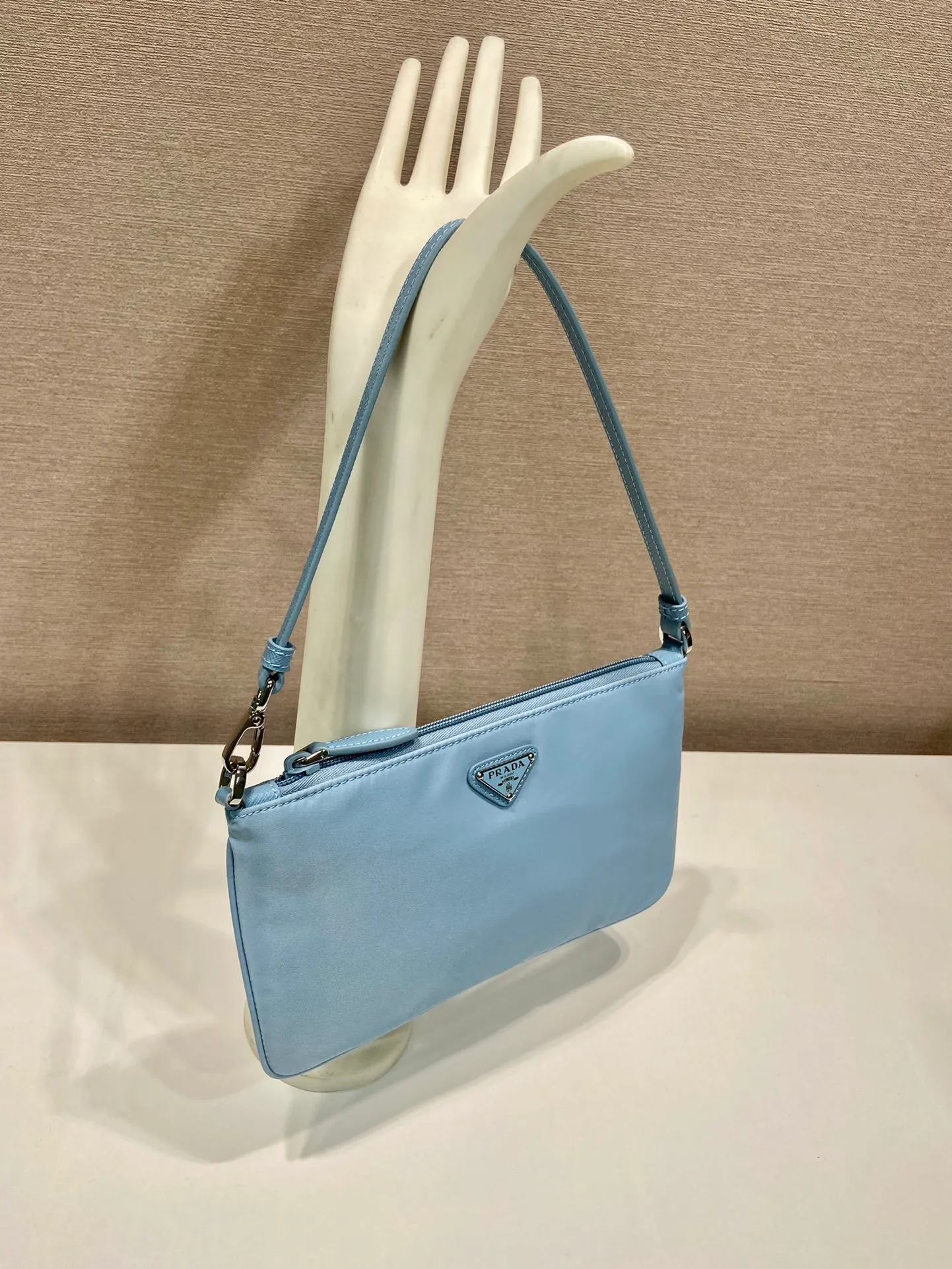 💰560🎉New armpit bag🎉1NI545🎉🎉 This armpit bag is made of imported nylon fabric, with imported cross pattern on the handle and metal triangle logo. It has a large space, is lightweight and practical, and the upper body effect is very beautiful and fashionable. It is also a popular style that will never go out of style. Babies, hurry up and get it! Length 24x Height 14cm🎉🎉🎉💰💰💰