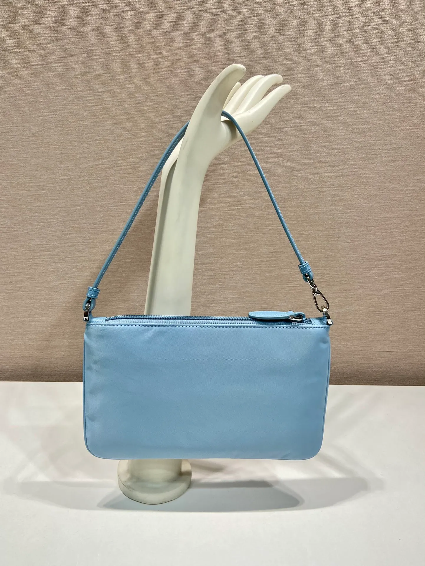 💰560🎉New armpit bag🎉1NI545🎉🎉 This armpit bag is made of imported nylon fabric, with imported cross pattern on the handle and metal triangle logo. It has a large space, is lightweight and practical, and the upper body effect is very beautiful and fashionable. It is also a popular style that will never go out of style. Babies, hurry up and get it! Length 24x Height 14cm🎉🎉🎉💰💰💰