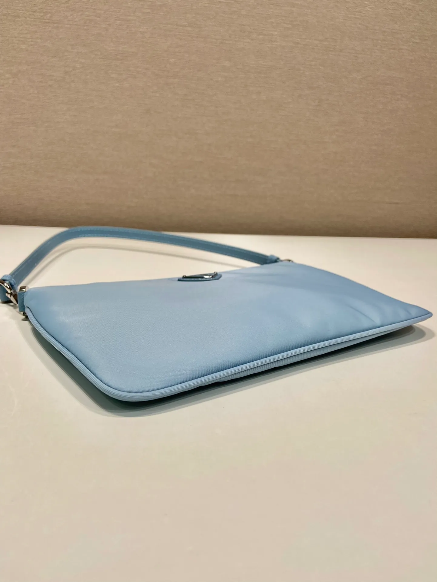 💰560🎉New armpit bag🎉1NI545🎉🎉 This armpit bag is made of imported nylon fabric, with imported cross pattern on the handle and metal triangle logo. It has a large space, is lightweight and practical, and the upper body effect is very beautiful and fashionable. It is also a popular style that will never go out of style. Babies, hurry up and get it! Length 24x Height 14cm🎉🎉🎉💰💰💰