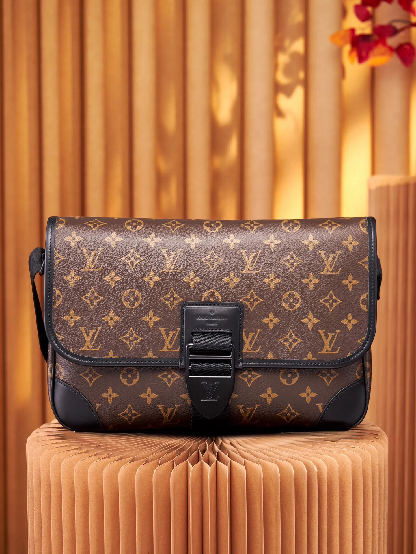 P¥860👉nfc dynamic chip version👈【Top inspection-free all-steel hardware】This Archy medium messenger bag is made of Monogram Macassar canvas and leather trim, and then uses leather corners and trim to highlight its elegant style. There's plenty of room for a 15-inch laptop, and the detachable and adjustable jacquard shoulder strap is embellished with the Louis Vuitton logo. Monogram Macassar coated canvas - cowhide leather trim - fabric lining - metal hardware - magnetic flap closure - zippered back pocket - internal patch pocket - padded internal compartment - shoulder strap: non-detachable, adjustable! ! Model: M46328; Size: 35x24x8CM