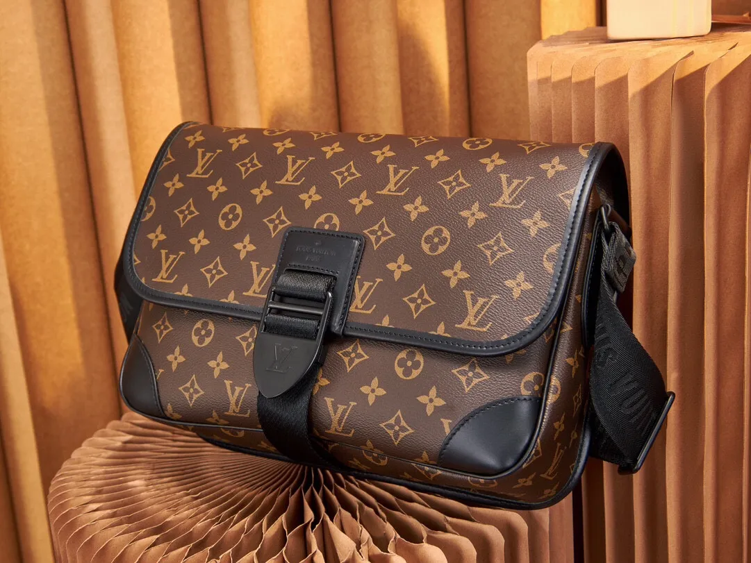 P¥860👉nfc dynamic chip version👈【Top inspection-free all-steel hardware】This Archy medium messenger bag is made of Monogram Macassar canvas and leather trim, and then uses leather corners and trim to highlight its elegant style. There's plenty of room for a 15-inch laptop, and the detachable and adjustable jacquard shoulder strap is embellished with the Louis Vuitton logo. Monogram Macassar coated canvas - cowhide leather trim - fabric lining - metal hardware - magnetic flap closure - zippered back pocket - internal patch pocket - padded internal compartment - shoulder strap: non-detachable, adjustable! ! Model: M46328; Size: 35x24x8CM