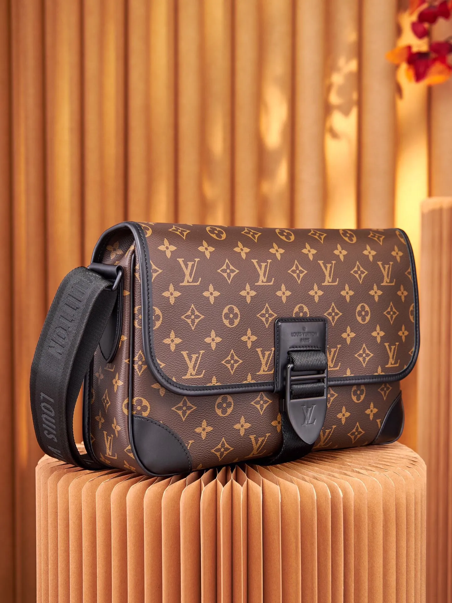 P¥860👉nfc dynamic chip version👈【Top inspection-free all-steel hardware】This Archy medium messenger bag is made of Monogram Macassar canvas and leather trim, and then uses leather corners and trim to highlight its elegant style. There's plenty of room for a 15-inch laptop, and the detachable and adjustable jacquard shoulder strap is embellished with the Louis Vuitton logo. Monogram Macassar coated canvas - cowhide leather trim - fabric lining - metal hardware - magnetic flap closure - zippered back pocket - internal patch pocket - padded internal compartment - shoulder strap: non-detachable, adjustable! ! Model: M46328; Size: 35x24x8CM