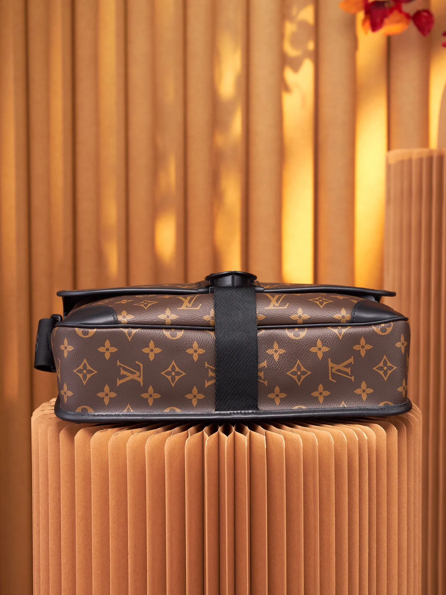 P¥860👉nfc dynamic chip version👈【Top inspection-free all-steel hardware】This Archy medium messenger bag is made of Monogram Macassar canvas and leather trim, and then uses leather corners and trim to highlight its elegant style. There's plenty of room for a 15-inch laptop, and the detachable and adjustable jacquard shoulder strap is embellished with the Louis Vuitton logo. Monogram Macassar coated canvas - cowhide leather trim - fabric lining - metal hardware - magnetic flap closure - zippered back pocket - internal patch pocket - padded internal compartment - shoulder strap: non-detachable, adjustable! ! Model: M46328; Size: 35x24x8CM