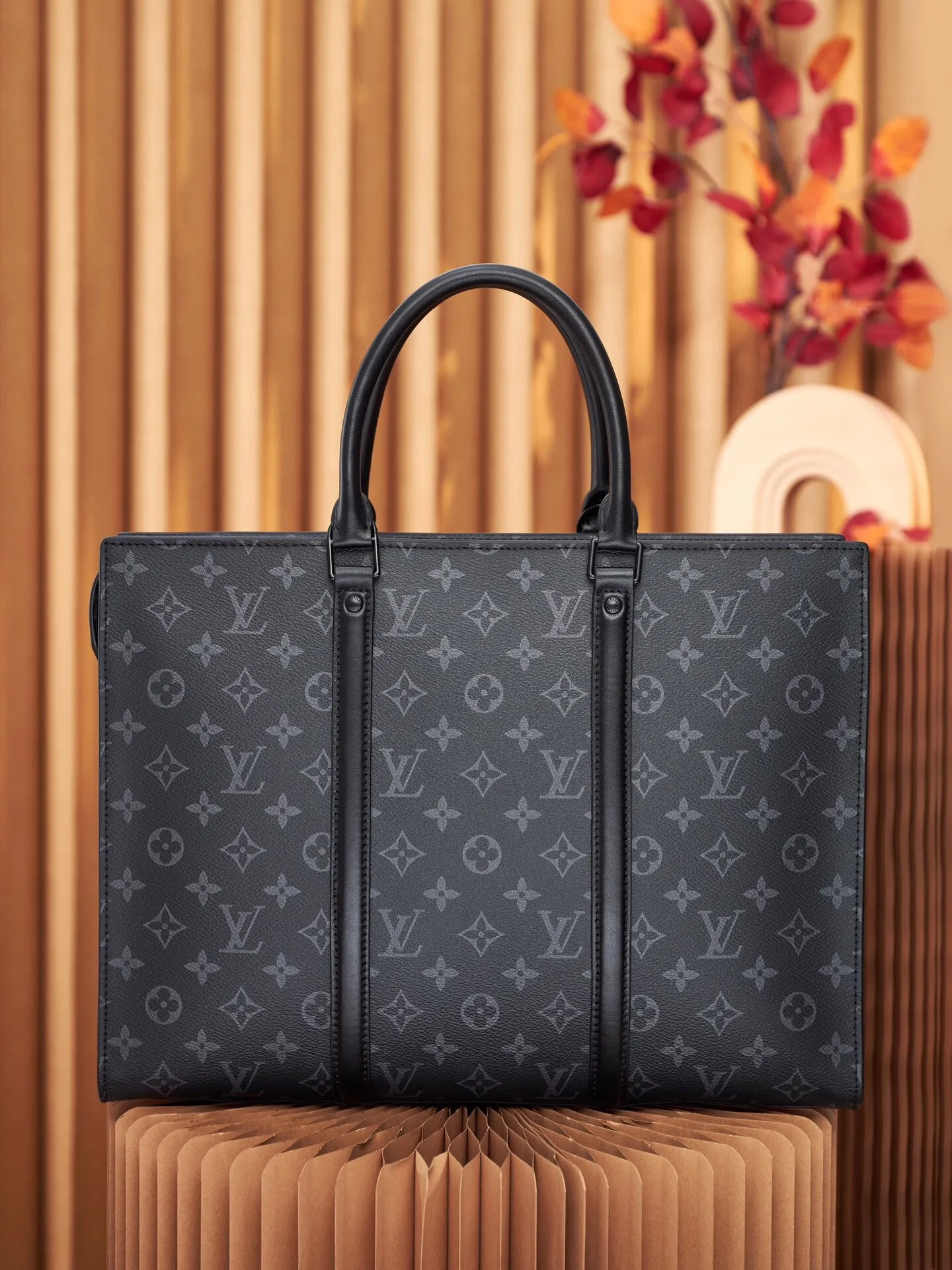 P¥840👉nfc dynamic chip version👈[Top original order, all-steel hardware] Developed by the original factory, 👏👏 Sac Plat Horizontal Zippé briefcase is made of Monogram Eclipse canvas and leather. The LV letter embossing and Monogram nameplate pay tribute to the brand heritage. The neat lines express a new chapter of business and leisure, and there is a leather handle for comfortable hand-holding. Monogram Eclipse coated canvas and cow leather One fabric lining One cow leather trim One metal hardware One zipper closure One Monogram name tag One removable name tag One zipper interior patch pocket One pair of interior patch pockets! ! Model: M45265; Size: 39x30x7CM