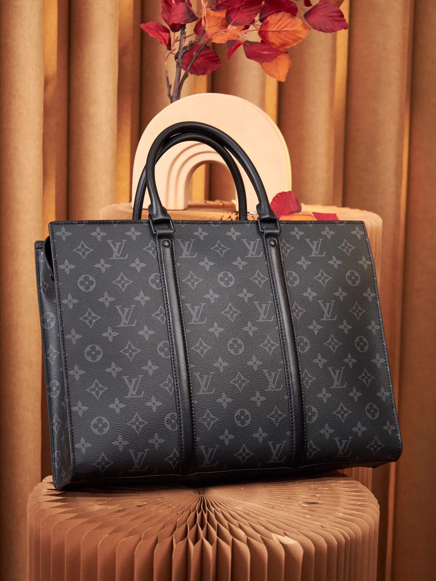 P¥840👉nfc dynamic chip version👈[Top original order, all-steel hardware] Developed by the original factory, 👏👏 Sac Plat Horizontal Zippé briefcase is made of Monogram Eclipse canvas and leather. The LV letter embossing and Monogram nameplate pay tribute to the brand heritage. The neat lines express a new chapter of business and leisure, and there is a leather handle for comfortable hand-holding. Monogram Eclipse coated canvas and cow leather One fabric lining One cow leather trim One metal hardware One zipper closure One Monogram name tag One removable name tag One zipper interior patch pocket One pair of interior patch pockets! ! Model: M45265; Size: 39x30x7CM