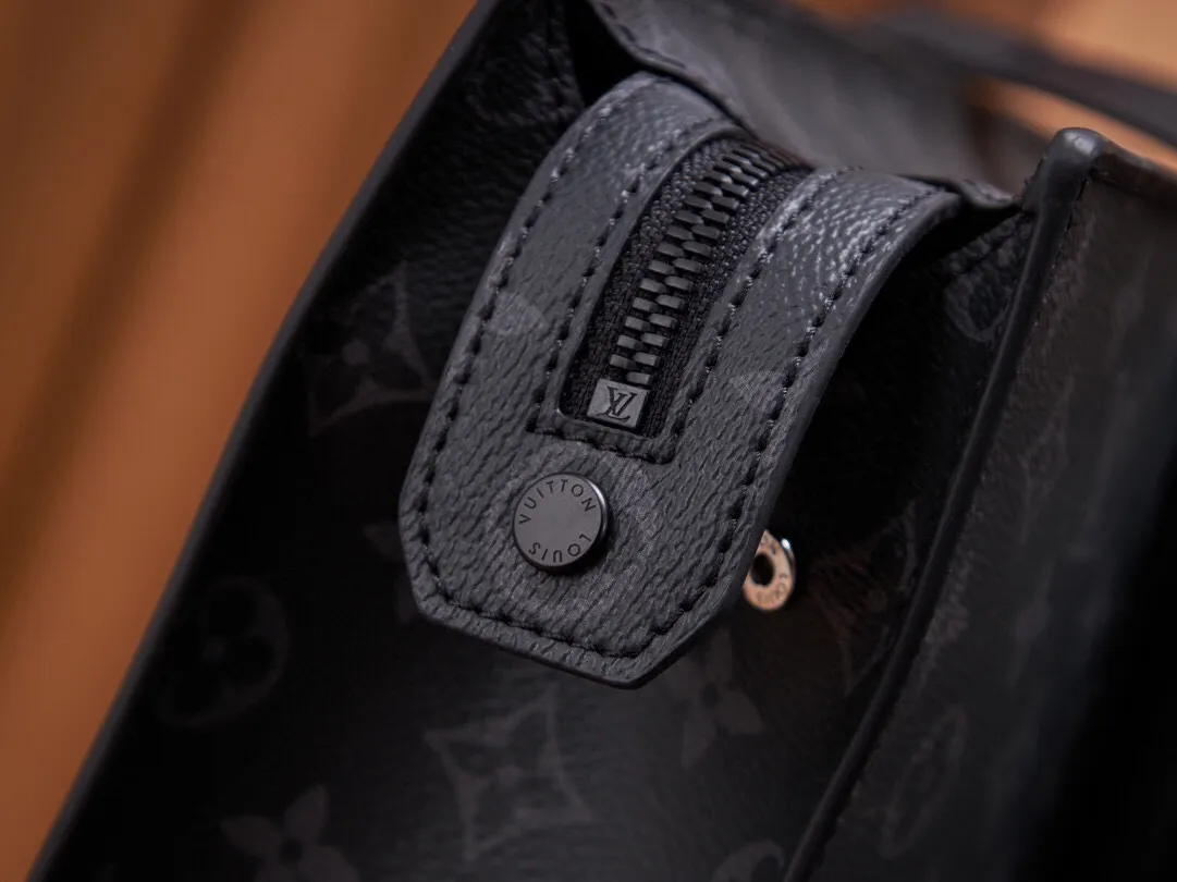 P¥840👉nfc dynamic chip version👈[Top original order, all-steel hardware] Developed by the original factory, 👏👏 Sac Plat Horizontal Zippé briefcase is made of Monogram Eclipse canvas and leather. The LV letter embossing and Monogram nameplate pay tribute to the brand heritage. The neat lines express a new chapter of business and leisure, and there is a leather handle for comfortable hand-holding. Monogram Eclipse coated canvas and cow leather One fabric lining One cow leather trim One metal hardware One zipper closure One Monogram name tag One removable name tag One zipper interior patch pocket One pair of interior patch pockets! ! Model: M45265; Size: 39x30x7CM