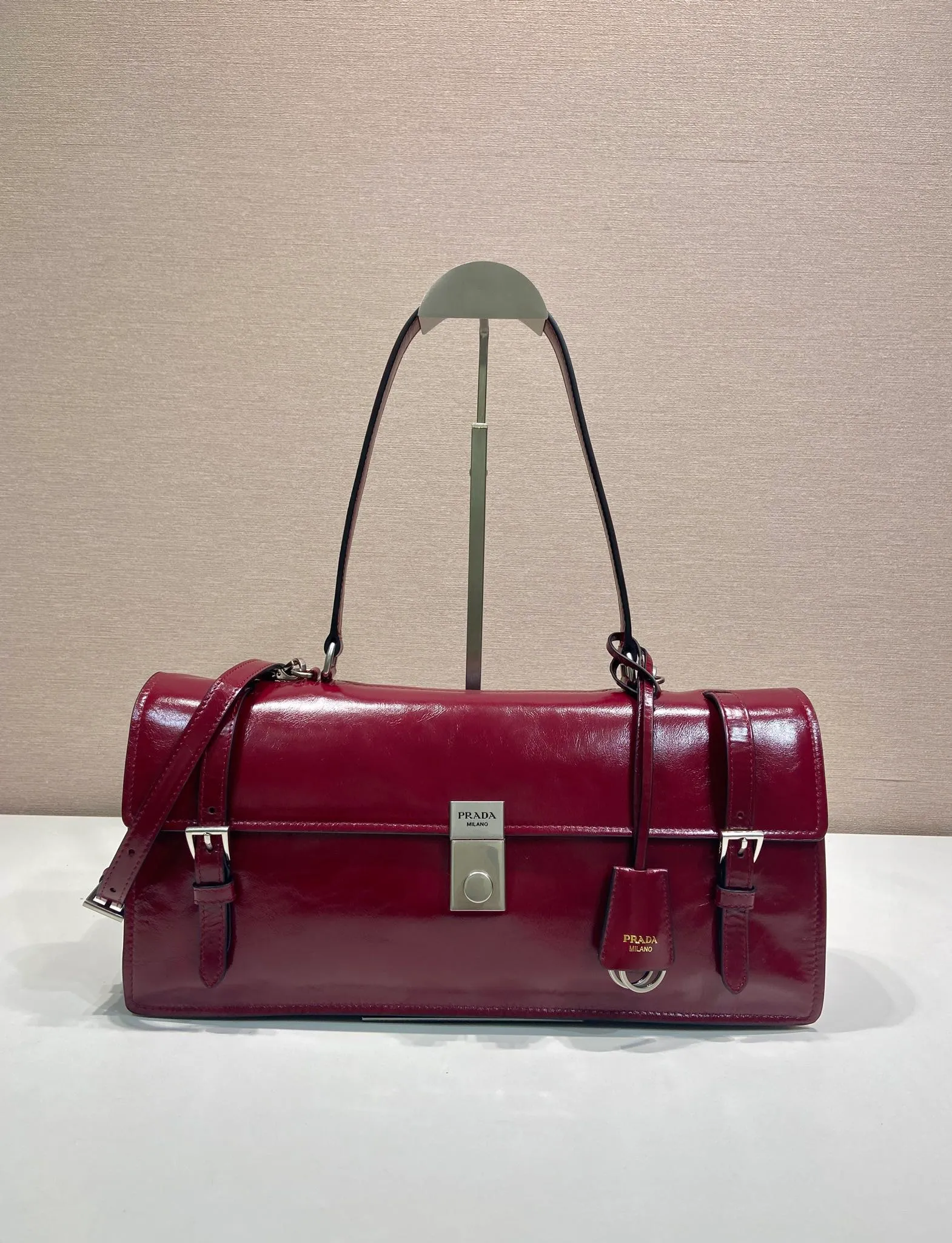 💰1900🎉New Pen Holder Bag🎉1BN024 Large🎉🎉 This leather handbag is inspired by the crisp and formal briefcase. It has a delicate and shiny texture and reinterprets the classic office style silhouette with a new attitude. Designed with exquisite soft details, it adds gentleness and versatile charm to the bag's classic shape. The classic vertical lock buckle embellishes the details, and it is equipped with a long handle, which can be carried over the shoulder, making it more practical. Another popular style that will never go out of style, hurry up and get it🎉🎉 Length 38x Height 17.5x Bottom 11cm🎉🎉🎉💰💰💰