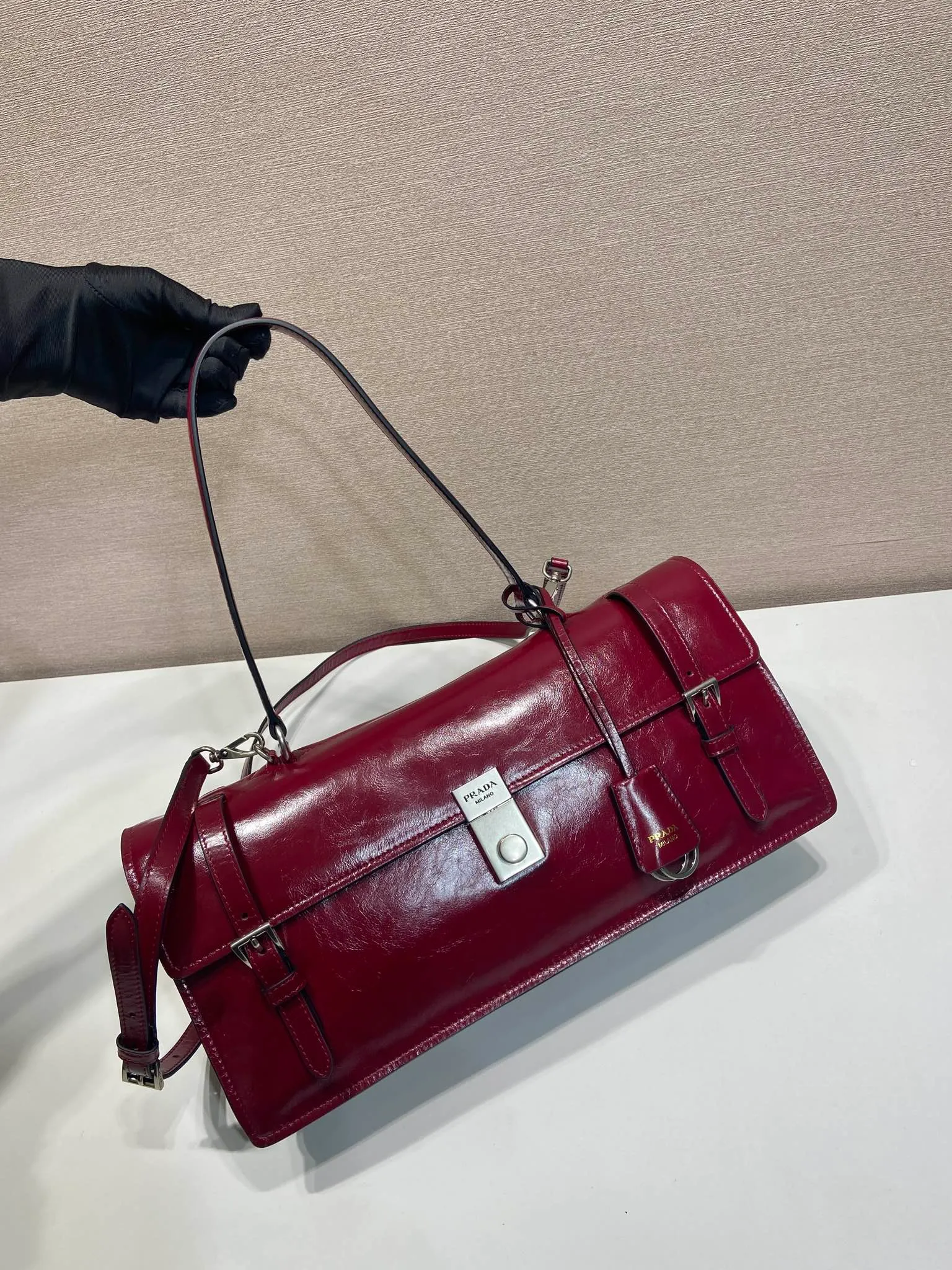 💰1900🎉New Pen Holder Bag🎉1BN024 Large🎉🎉 This leather handbag is inspired by the crisp and formal briefcase. It has a delicate and shiny texture and reinterprets the classic office style silhouette with a new attitude. Designed with exquisite soft details, it adds gentleness and versatile charm to the bag's classic shape. The classic vertical lock buckle embellishes the details, and it is equipped with a long handle, which can be carried over the shoulder, making it more practical. Another popular style that will never go out of style, hurry up and get it🎉🎉 Length 38x Height 17.5x Bottom 11cm🎉🎉🎉💰💰💰