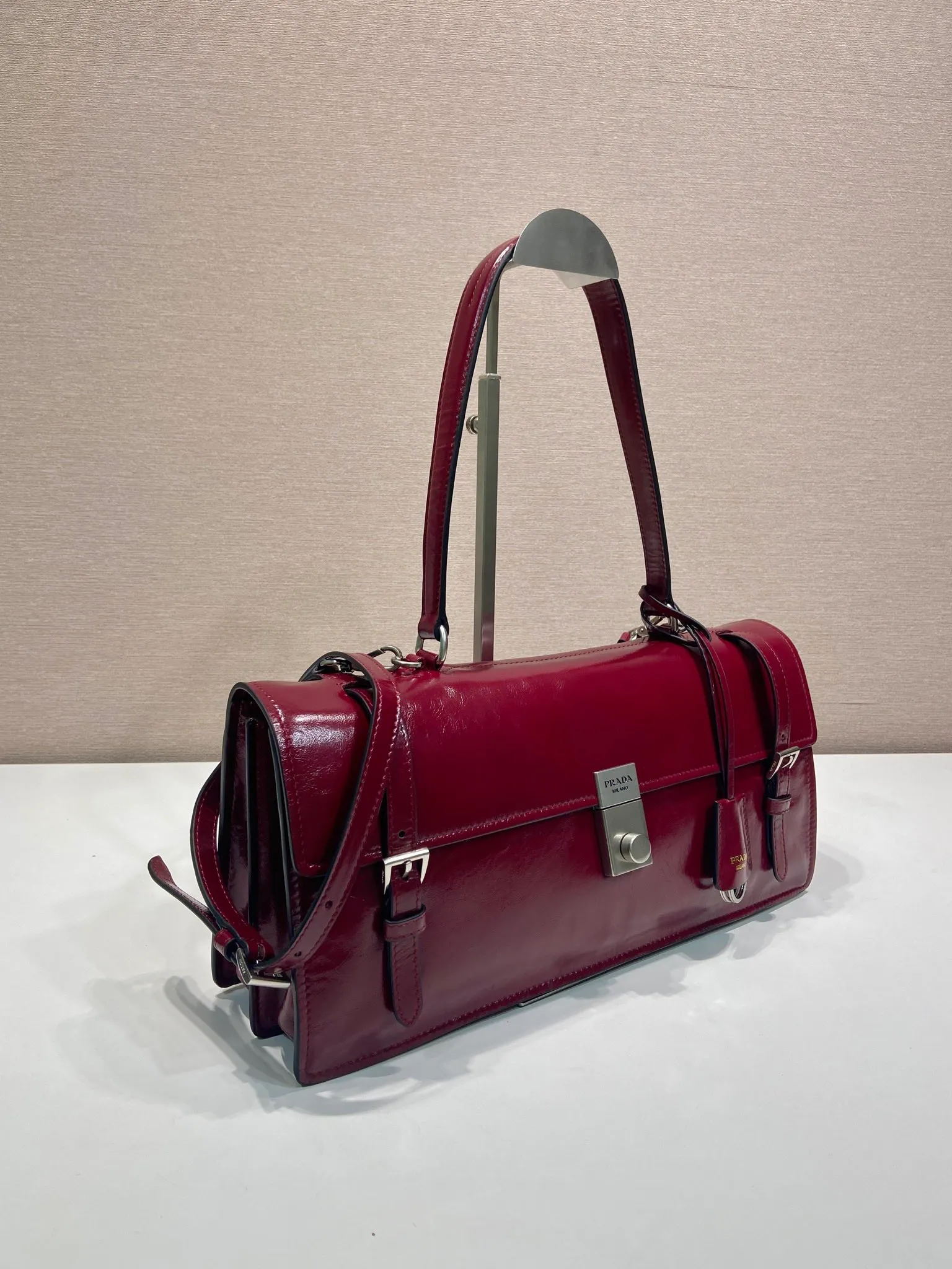 💰1900🎉New Pen Holder Bag🎉1BN024 Large🎉🎉 This leather handbag is inspired by the crisp and formal briefcase. It has a delicate and shiny texture and reinterprets the classic office style silhouette with a new attitude. Designed with exquisite soft details, it adds gentleness and versatile charm to the bag's classic shape. The classic vertical lock buckle embellishes the details, and it is equipped with a long handle, which can be carried over the shoulder, making it more practical. Another popular style that will never go out of style, hurry up and get it🎉🎉 Length 38x Height 17.5x Bottom 11cm🎉🎉🎉💰💰💰