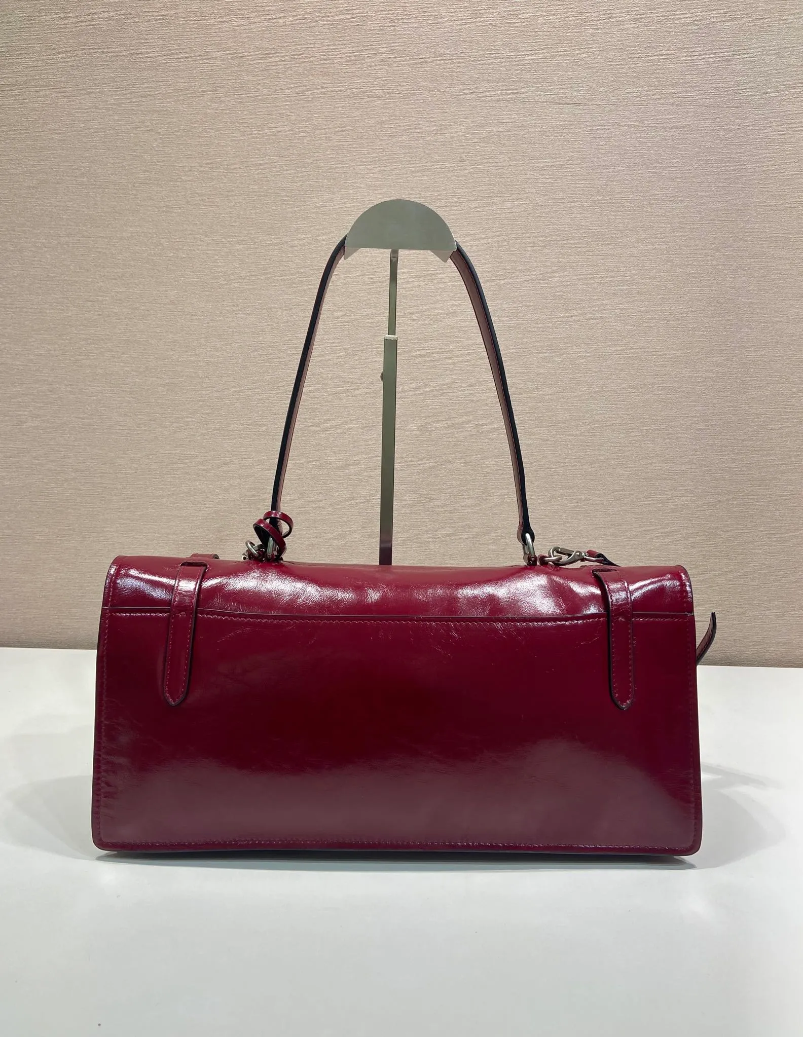 💰1900🎉New Pen Holder Bag🎉1BN024 Large🎉🎉 This leather handbag is inspired by the crisp and formal briefcase. It has a delicate and shiny texture and reinterprets the classic office style silhouette with a new attitude. Designed with exquisite soft details, it adds gentleness and versatile charm to the bag's classic shape. The classic vertical lock buckle embellishes the details, and it is equipped with a long handle, which can be carried over the shoulder, making it more practical. Another popular style that will never go out of style, hurry up and get it🎉🎉 Length 38x Height 17.5x Bottom 11cm🎉🎉🎉💰💰💰