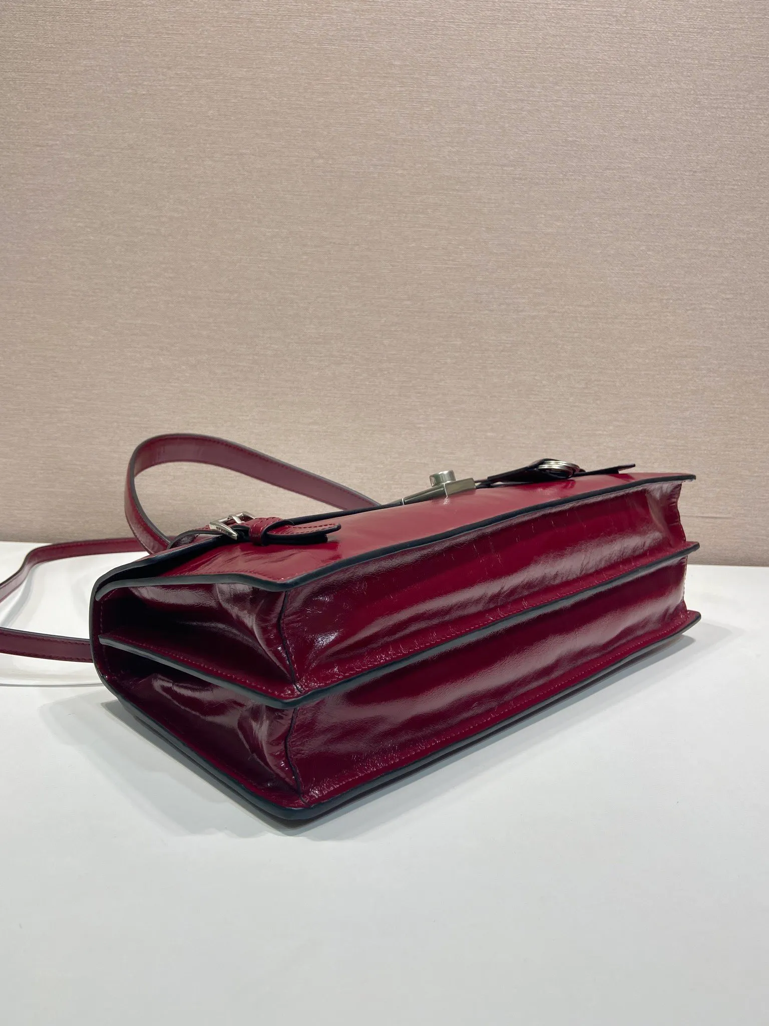 💰1900🎉New Pen Holder Bag🎉1BN024 Large🎉🎉 This leather handbag is inspired by the crisp and formal briefcase. It has a delicate and shiny texture and reinterprets the classic office style silhouette with a new attitude. Designed with exquisite soft details, it adds gentleness and versatile charm to the bag's classic shape. The classic vertical lock buckle embellishes the details, and it is equipped with a long handle, which can be carried over the shoulder, making it more practical. Another popular style that will never go out of style, hurry up and get it🎉🎉 Length 38x Height 17.5x Bottom 11cm🎉🎉🎉💰💰💰