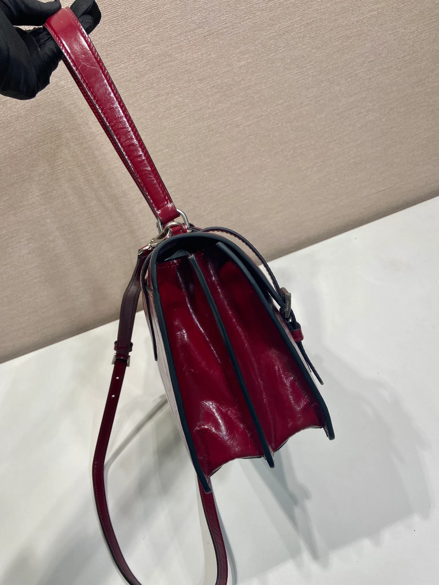 💰1900🎉New Pen Holder Bag🎉1BN024 Large🎉🎉 This leather handbag is inspired by the crisp and formal briefcase. It has a delicate and shiny texture and reinterprets the classic office style silhouette with a new attitude. Designed with exquisite soft details, it adds gentleness and versatile charm to the bag's classic shape. The classic vertical lock buckle embellishes the details, and it is equipped with a long handle, which can be carried over the shoulder, making it more practical. Another popular style that will never go out of style, hurry up and get it🎉🎉 Length 38x Height 17.5x Bottom 11cm🎉🎉🎉💰💰💰