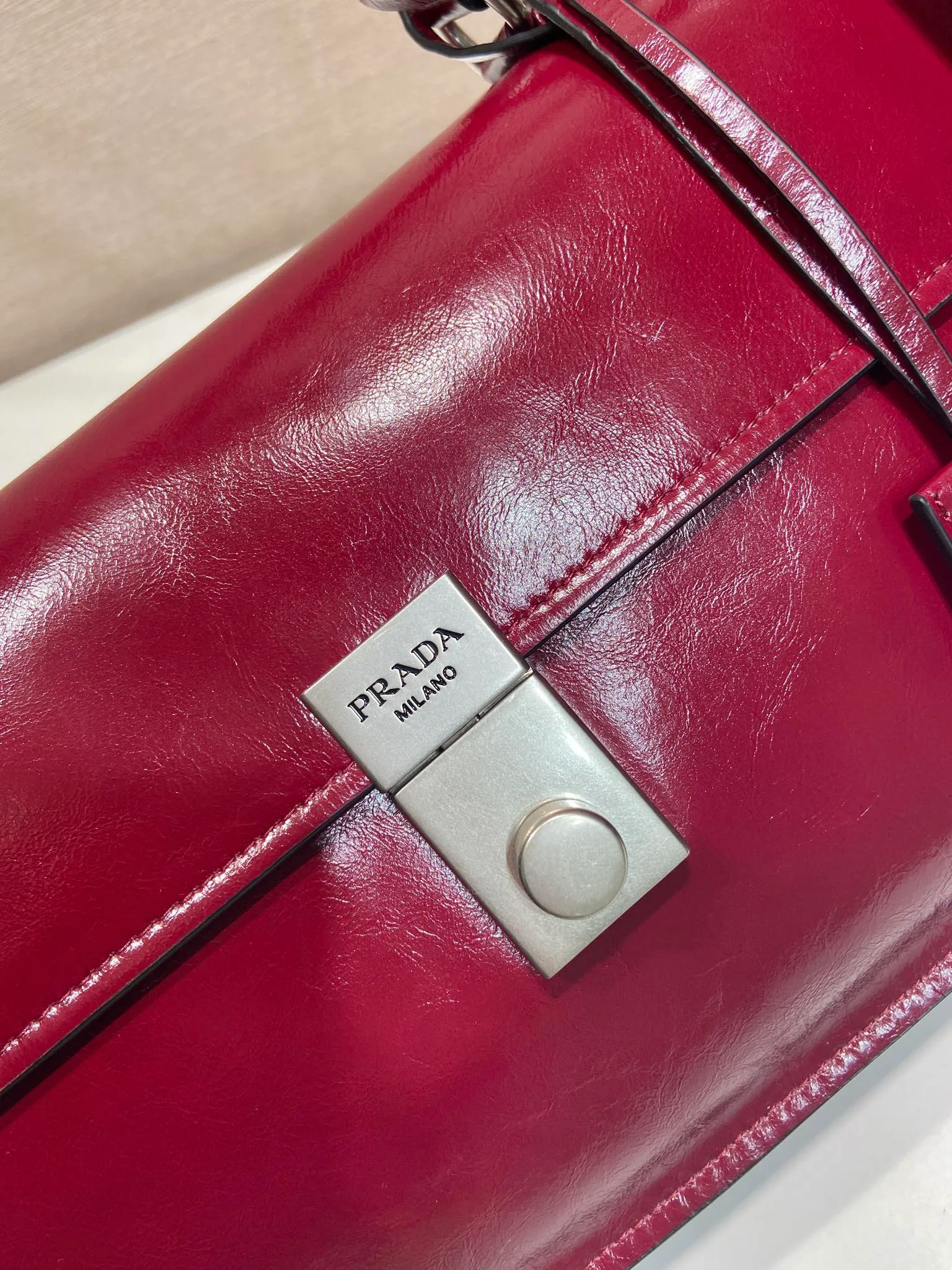 💰1900🎉New Pen Holder Bag🎉1BN024 Large🎉🎉 This leather handbag is inspired by the crisp and formal briefcase. It has a delicate and shiny texture and reinterprets the classic office style silhouette with a new attitude. Designed with exquisite soft details, it adds gentleness and versatile charm to the bag's classic shape. The classic vertical lock buckle embellishes the details, and it is equipped with a long handle, which can be carried over the shoulder, making it more practical. Another popular style that will never go out of style, hurry up and get it🎉🎉 Length 38x Height 17.5x Bottom 11cm🎉🎉🎉💰💰💰