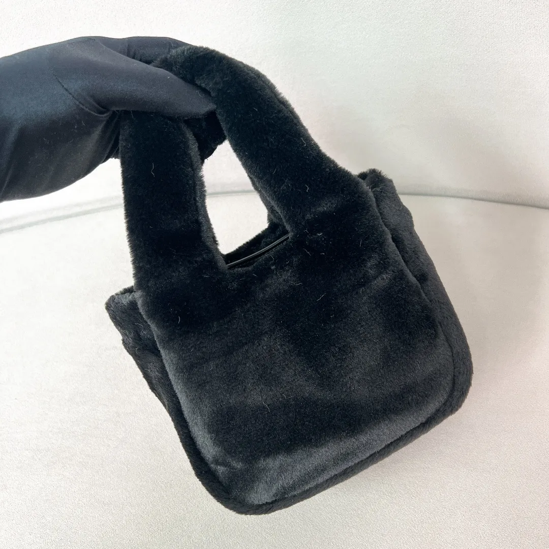 💰1300✨New product launch✨2023 autumn and winter new plush vegetable basket 1BA349. Made of soft and delicate plush material with calfskin. Equipped with double handles decorated with golden metal logo. The overall bag body is very soft and lightweight. The style is elegant and outstanding. The two side pockets not only meet the needs of exquisite storage, but also add elegant charm. A handbag that perfectly combines classic heritage and the trend of the times. A must-have for fairies. Black Size 15.5*18*10cm