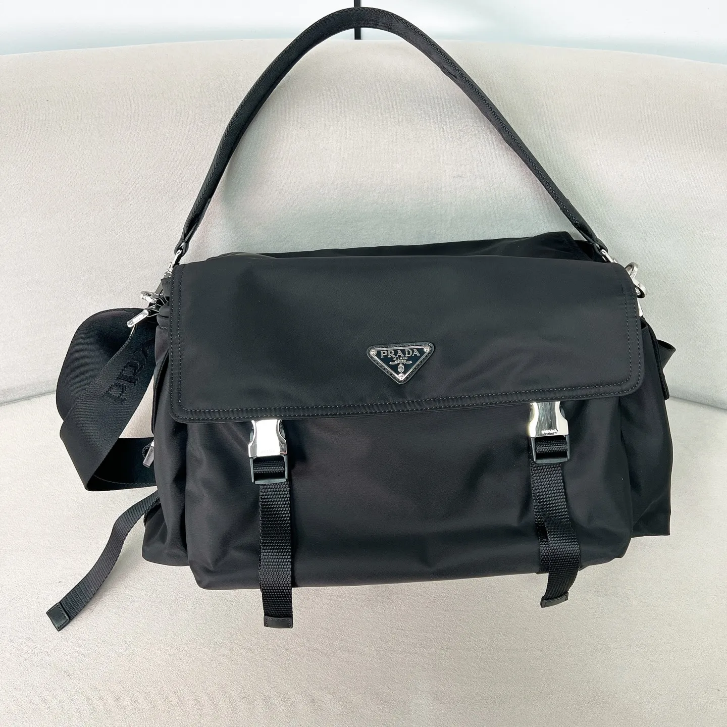 💰1320✨New product debut✨2025 new product Explore men’s messenger bag large size 2VD082, super versatile, good-looking and fashionable, you must buy it! Not only practical, lightweight, but also good-looking, with super large capacity. Triangle signature + waterproof parachute nylon. Lightweight and practical design combines sports and versatile elements. Equipped with two detachable and adjustable webbing straps. The fluffy and soft shape goes well with clothes. The multi-pocket design meets the functional needs of traveling and commuting. It is simply great👏... Unisex style for both men and women🉑️ Size: 42*22*20cm