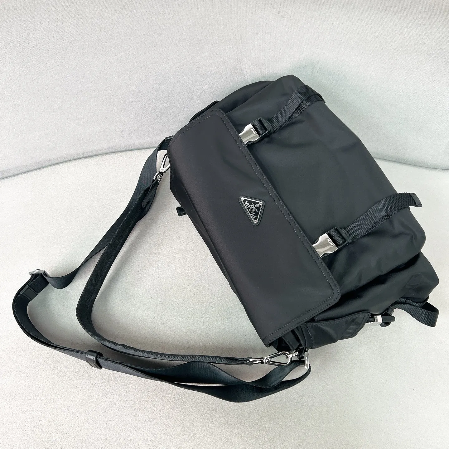💰1320✨New product debut✨2025 new product Explore men’s messenger bag large size 2VD082, super versatile, good-looking and fashionable, you must buy it! Not only practical, lightweight, but also good-looking, with super large capacity. Triangle signature + waterproof parachute nylon. Lightweight and practical design combines sports and versatile elements. Equipped with two detachable and adjustable webbing straps. The fluffy and soft shape goes well with clothes. The multi-pocket design meets the functional needs of traveling and commuting. It is simply great👏... Unisex style for both men and women🉑️ Size: 42*22*20cm