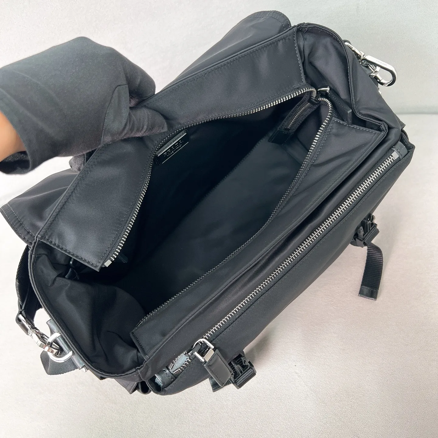💰1320✨New product debut✨2025 new product Explore men’s messenger bag large size 2VD082, super versatile, good-looking and fashionable, you must buy it! Not only practical, lightweight, but also good-looking, with super large capacity. Triangle signature + waterproof parachute nylon. Lightweight and practical design combines sports and versatile elements. Equipped with two detachable and adjustable webbing straps. The fluffy and soft shape goes well with clothes. The multi-pocket design meets the functional needs of traveling and commuting. It is simply great👏... Unisex style for both men and women🉑️ Size: 42*22*20cm