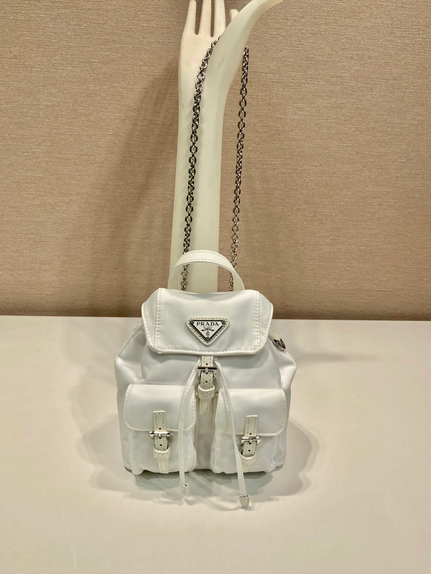💰860🎉Mini Backpack🎉1BH029 Upgraded Version🎉🎉 This universal backpack with simple lines can be transformed into a handbag through the detachable shoulder strap, highlighting its practicality. Detachable chain shoulder strap, front flap pocket with buckle, super cute😍The capacity is practical. It is another grass planted permanently by Internet celebrities. Hurry up and get it🎉🎉Length 17xHeight 18.5xBottom 8cm🎉🎉🎉👏👏👏