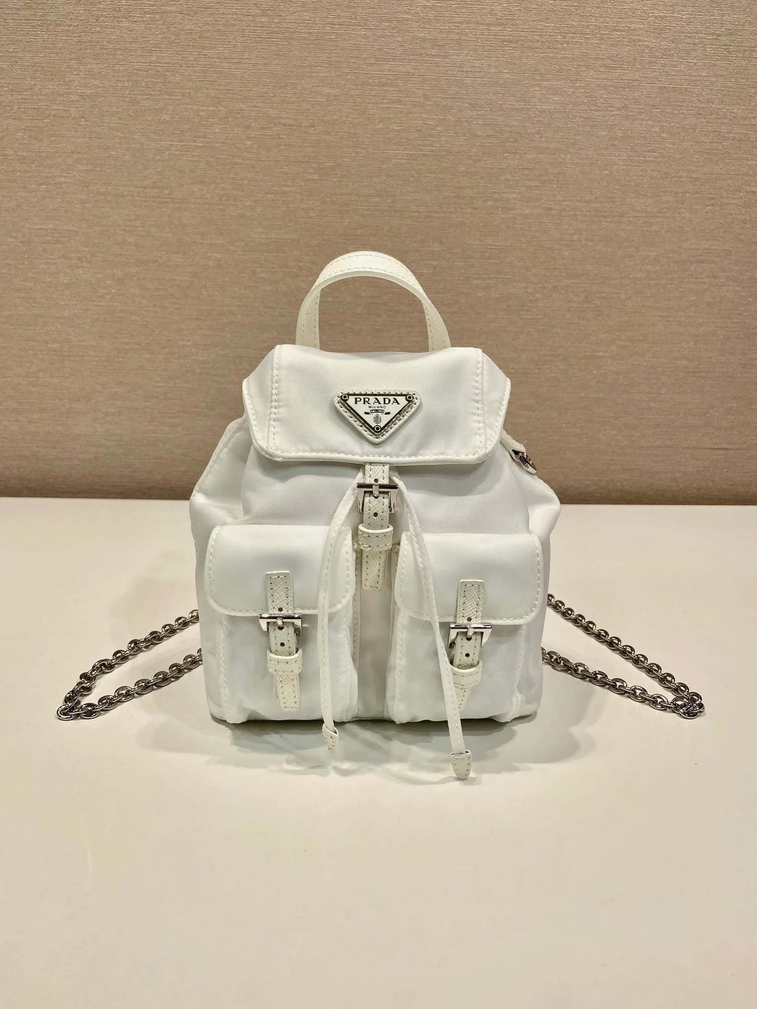 💰860🎉Mini Backpack🎉1BH029 Upgraded Version🎉🎉 This universal backpack with simple lines can be transformed into a handbag through the detachable shoulder strap, highlighting its practicality. Detachable chain shoulder strap, front flap pocket with buckle, super cute😍The capacity is practical. It is another grass planted permanently by Internet celebrities. Hurry up and get it🎉🎉Length 17xHeight 18.5xBottom 8cm🎉🎉🎉👏👏👏