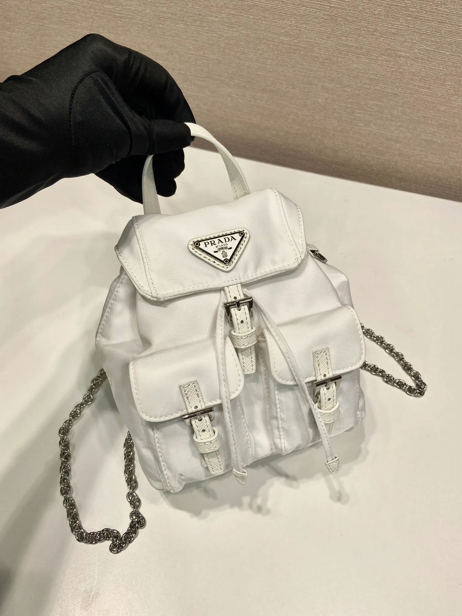 💰860🎉Mini Backpack🎉1BH029 Upgraded Version🎉🎉 This universal backpack with simple lines can be transformed into a handbag through the detachable shoulder strap, highlighting its practicality. Detachable chain shoulder strap, front flap pocket with buckle, super cute😍The capacity is practical. It is another grass planted permanently by Internet celebrities. Hurry up and get it🎉🎉Length 17xHeight 18.5xBottom 8cm🎉🎉🎉👏👏👏