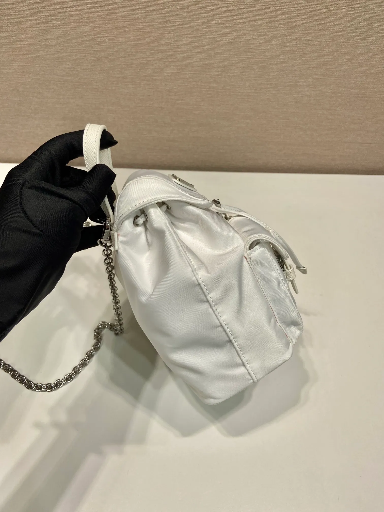 💰860🎉Mini Backpack🎉1BH029 Upgraded Version🎉🎉 This universal backpack with simple lines can be transformed into a handbag through the detachable shoulder strap, highlighting its practicality. Detachable chain shoulder strap, front flap pocket with buckle, super cute😍The capacity is practical. It is another grass planted permanently by Internet celebrities. Hurry up and get it🎉🎉Length 17xHeight 18.5xBottom 8cm🎉🎉🎉👏👏👏