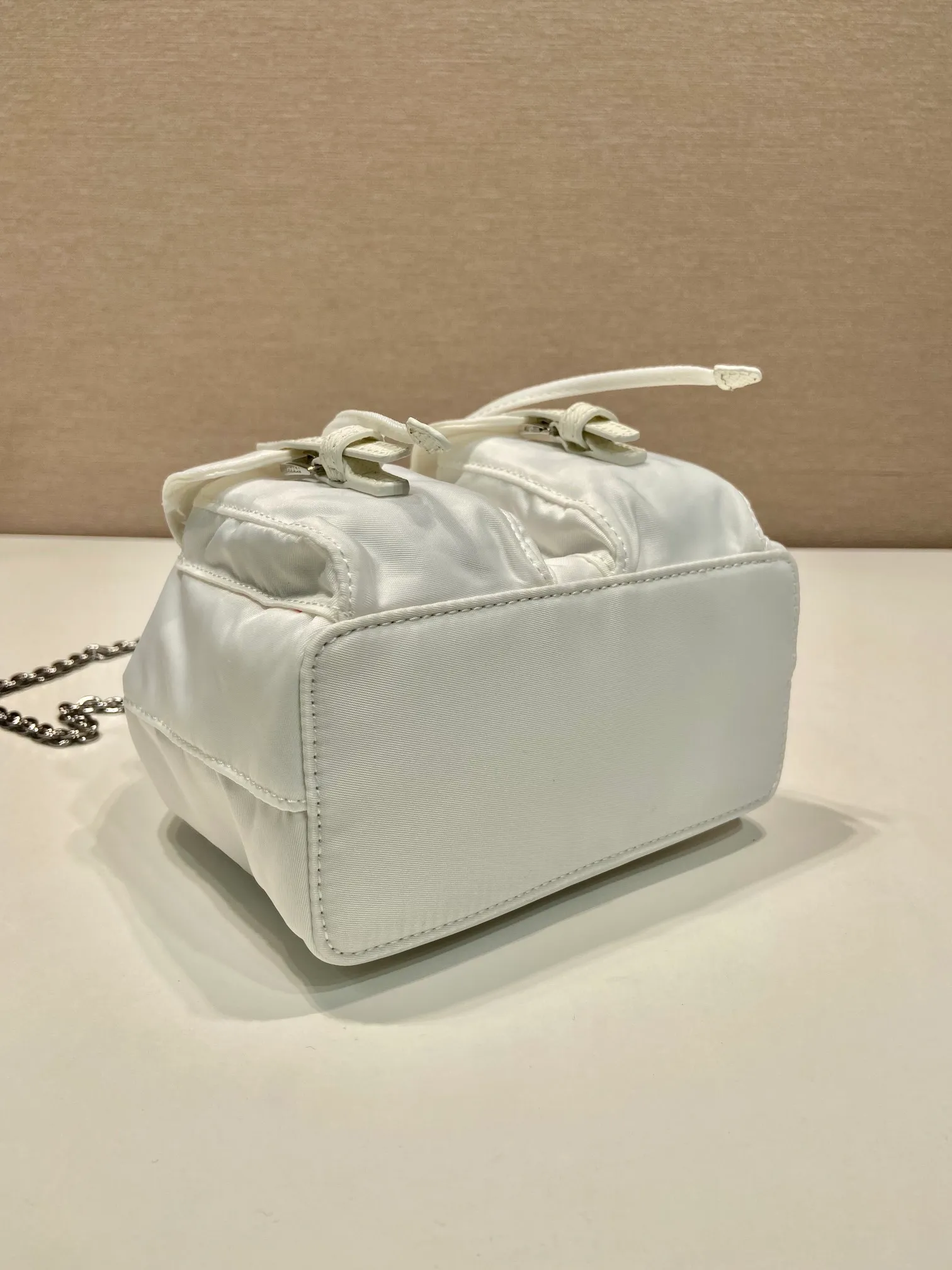 💰860🎉Mini Backpack🎉1BH029 Upgraded Version🎉🎉 This universal backpack with simple lines can be transformed into a handbag through the detachable shoulder strap, highlighting its practicality. Detachable chain shoulder strap, front flap pocket with buckle, super cute😍The capacity is practical. It is another grass planted permanently by Internet celebrities. Hurry up and get it🎉🎉Length 17xHeight 18.5xBottom 8cm🎉🎉🎉👏👏👏