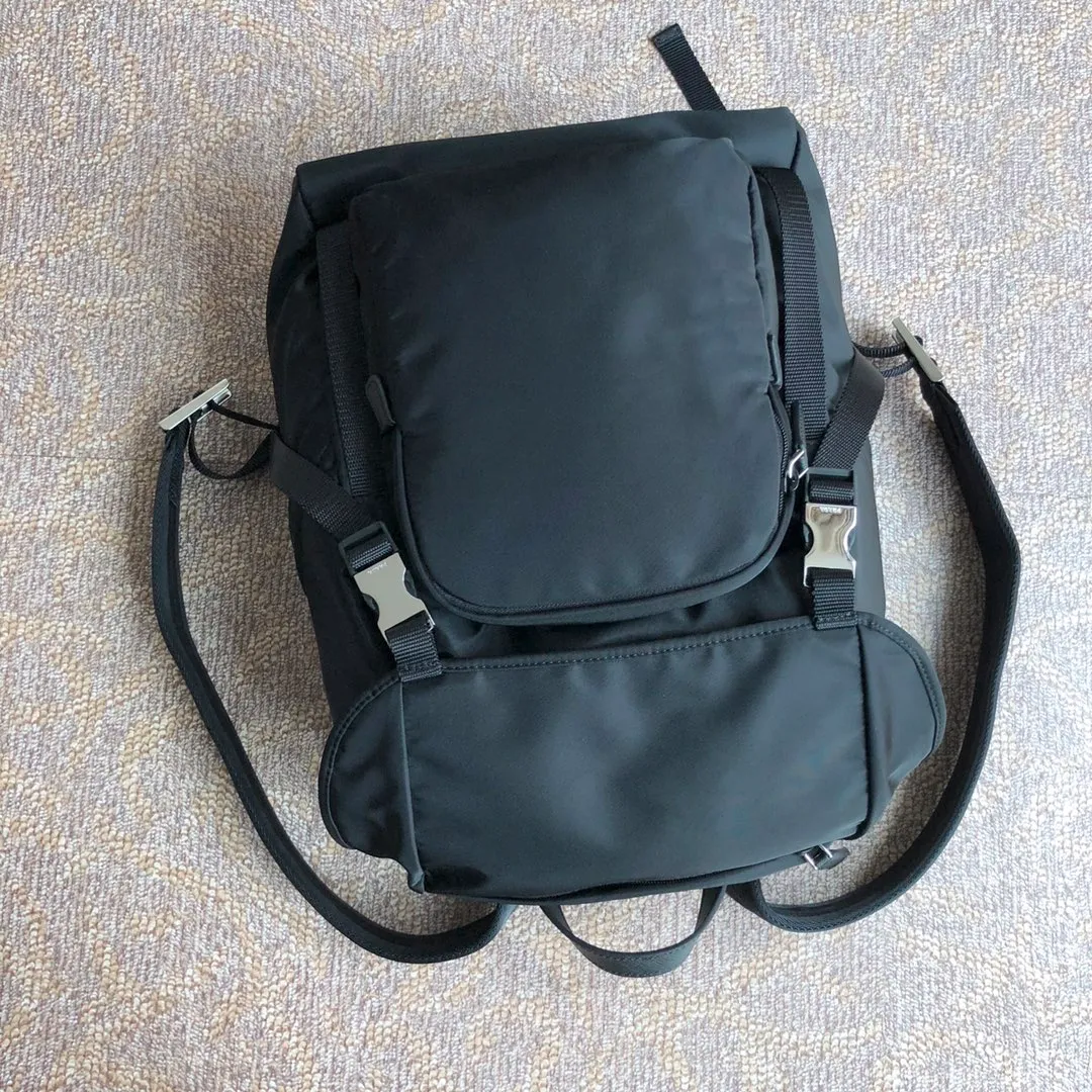💰1260, a new backpack from P family, classic 2VG0135 triangle mark🎉🎉🎉, original item, made of imported parachute fabric, two buckles on the front, top hardware, 175 OEM code, light and stylish, unisex, never out of date, length 27x height 45x bottom 17cm
