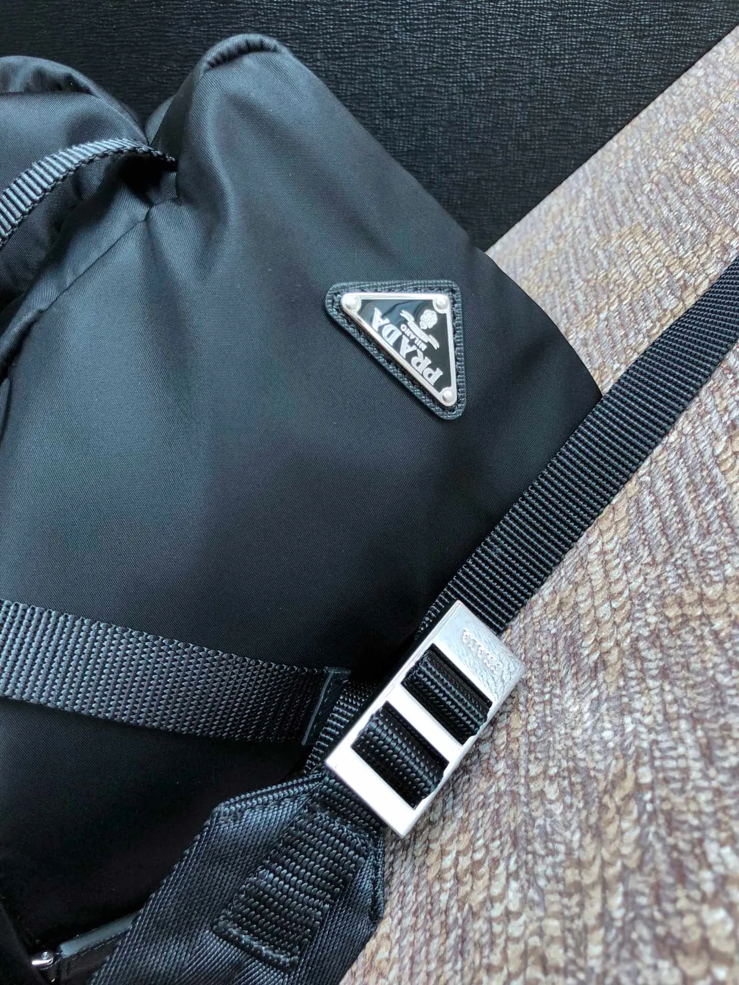 💰1260, a new backpack from P family, classic 2VG0135 triangle mark🎉🎉🎉, original item, made of imported parachute fabric, two buckles on the front, top hardware, 175 OEM code, light and stylish, unisex, never out of date, length 27x height 45x bottom 17cm